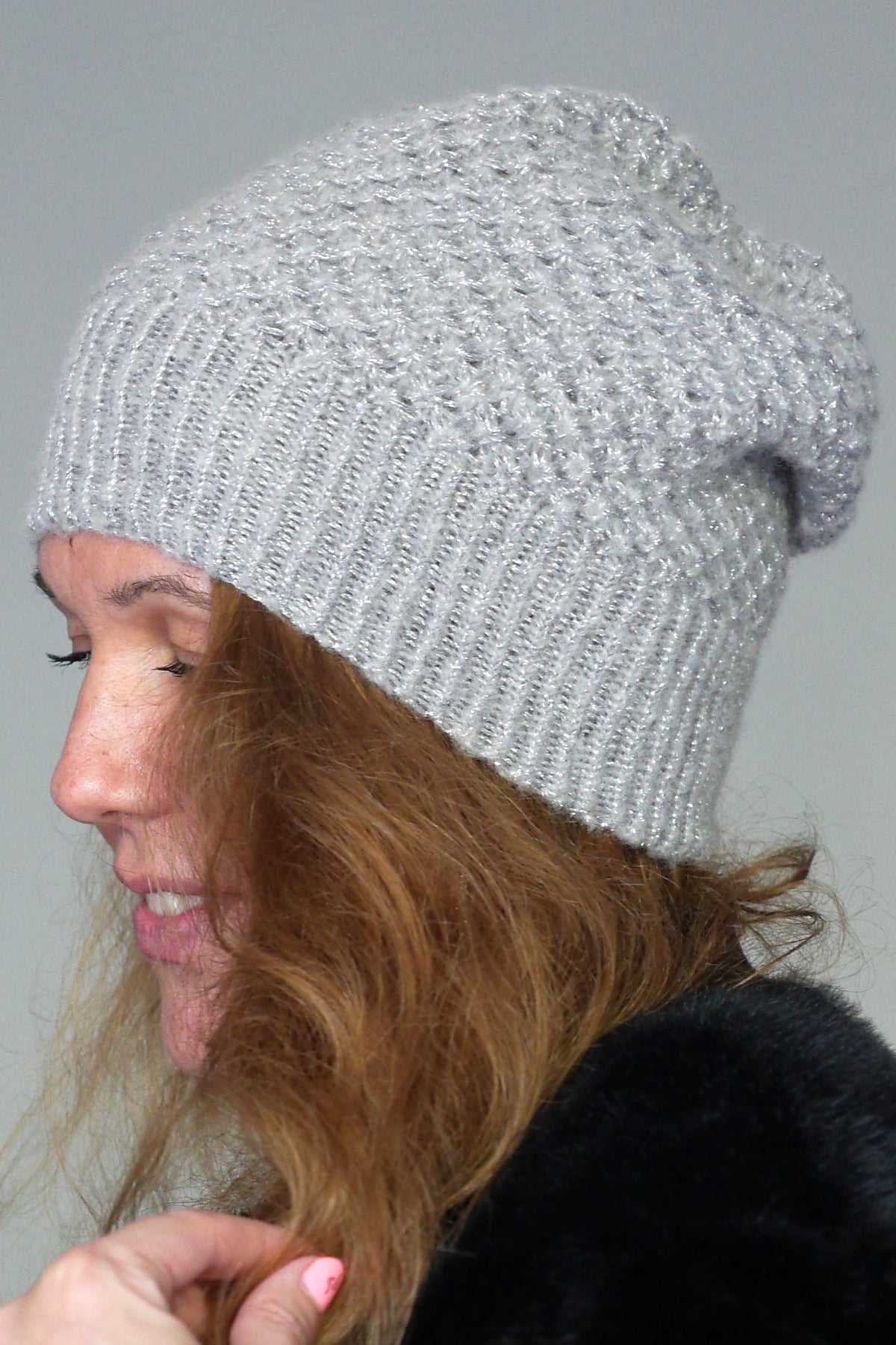 Bonnet Slouchy laine tricoté main gris clair pailleté modèle petites fleurs léger