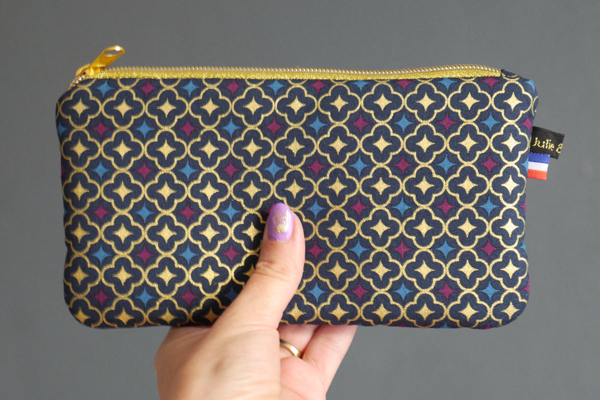 Trousse étui à lunettes en tissu motifs graphiques trèfles dorés bleu marine zip or