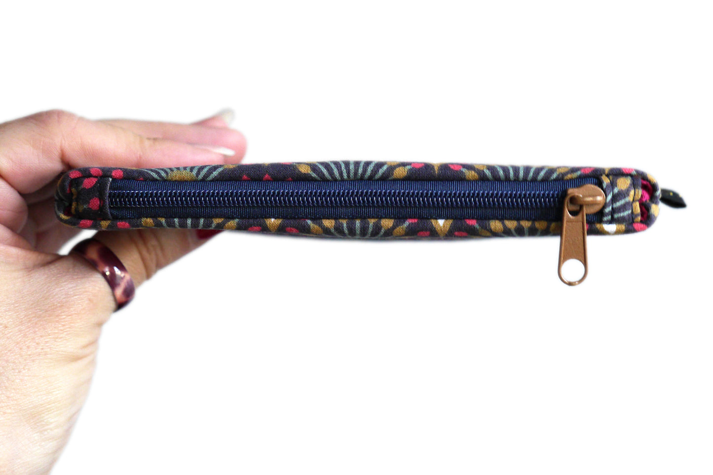 Grand porte-monnaie en tissu motifs éventails paon bleu marine rose fuchisia ocre zippé
