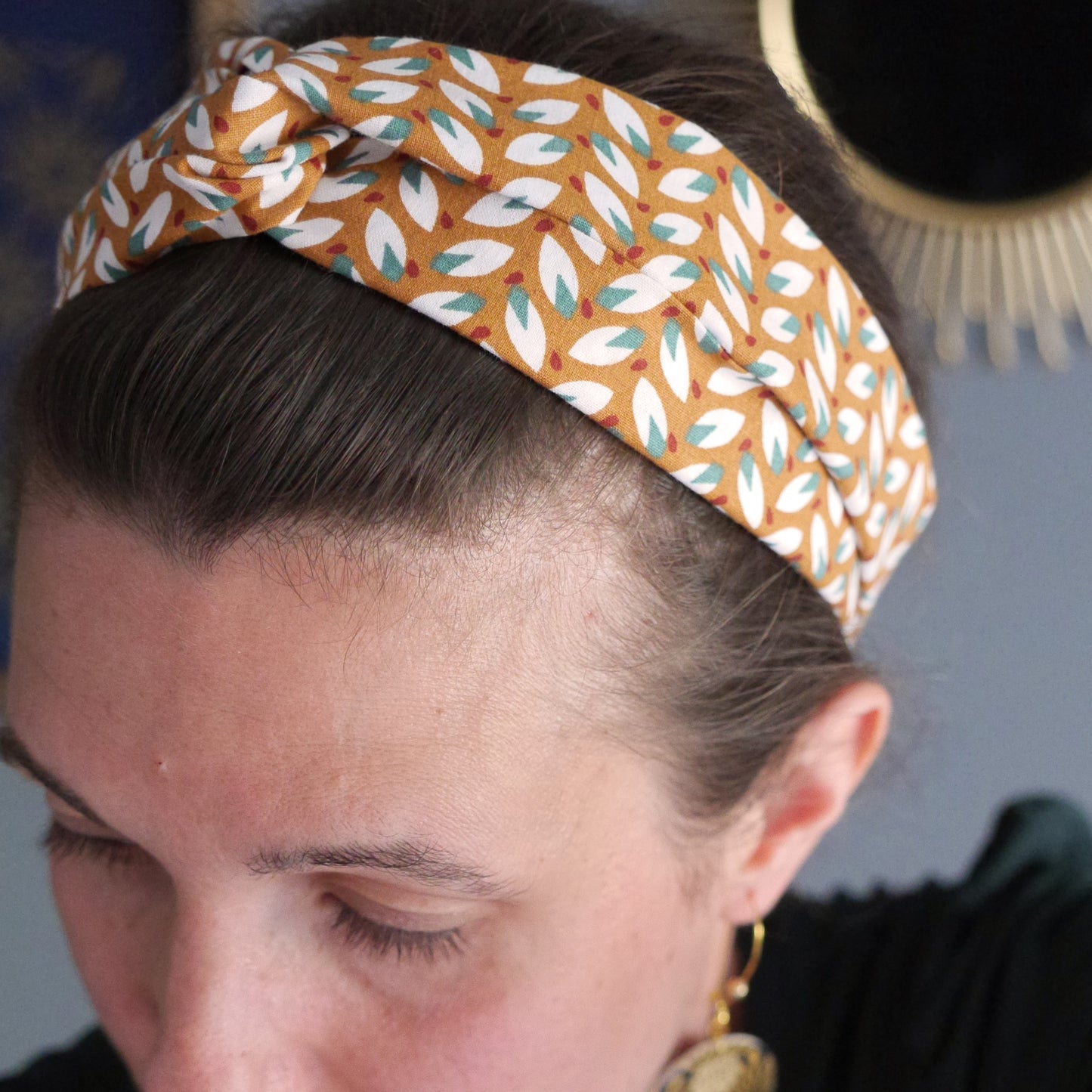 Headband twisté tissu feuilles caramel demi turban femme bandeau cheveux