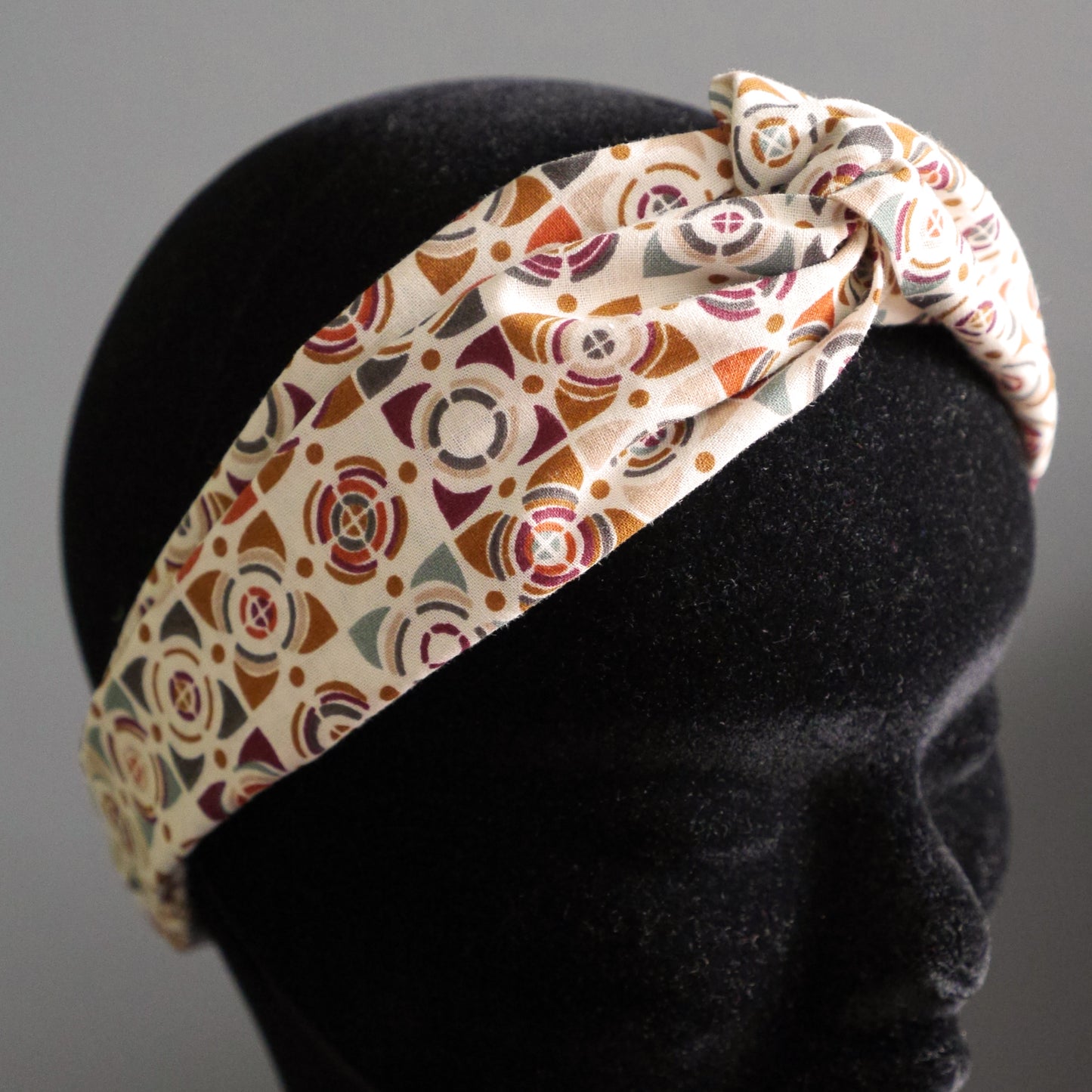 Headband twisté tissu mosaïque crème caramel demi turban femme bandeau cheveux