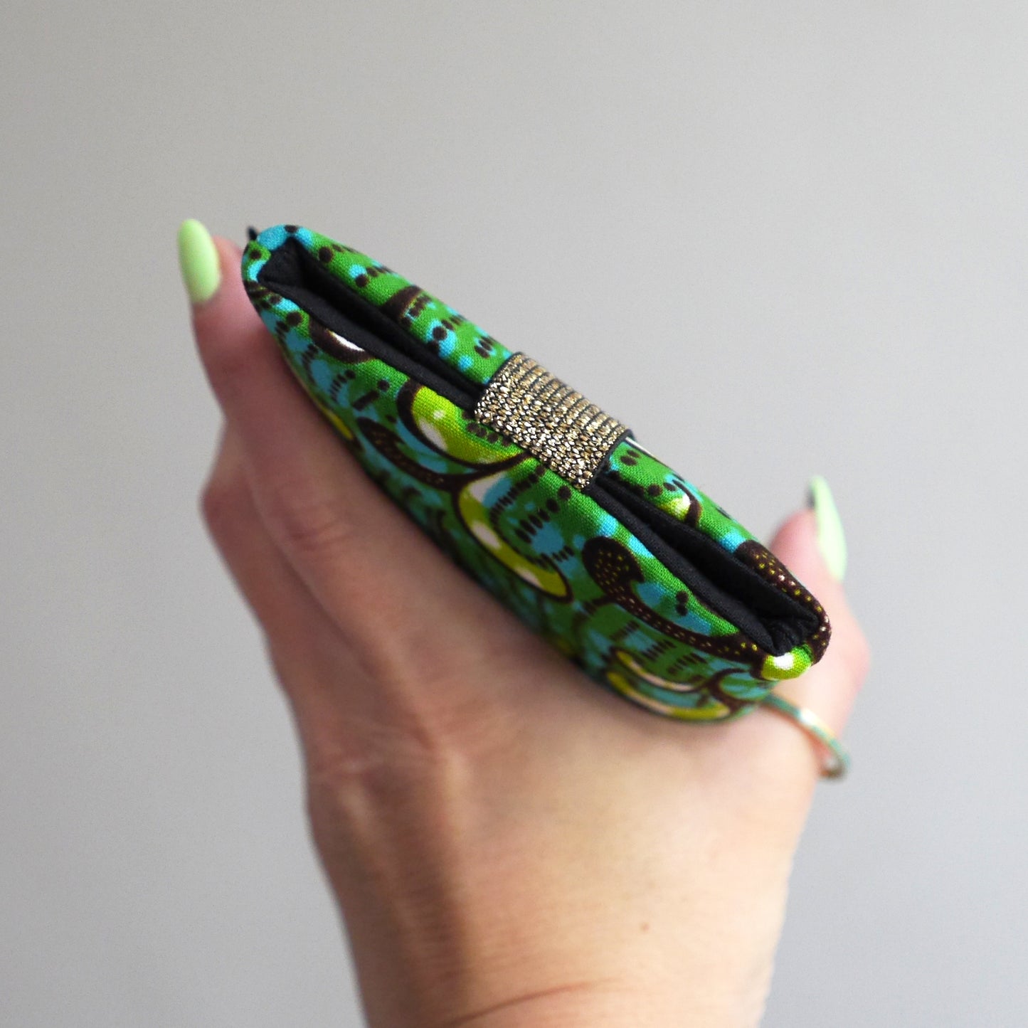 Housse iPhone 15 / 15 Pro Max, Samsung S23 / S23+ tous téléphones taille au choix tissu wax coton vagues bleu vert marine élastique or
