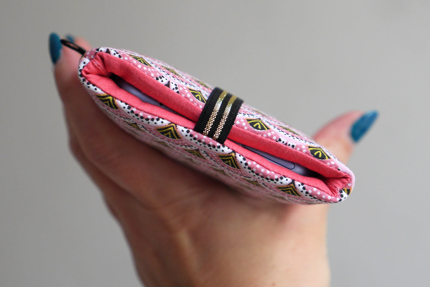 Housse chaussette tous téléphones tissu graphique éventails japonais roses élastique noir et or iPhone, Samsung…