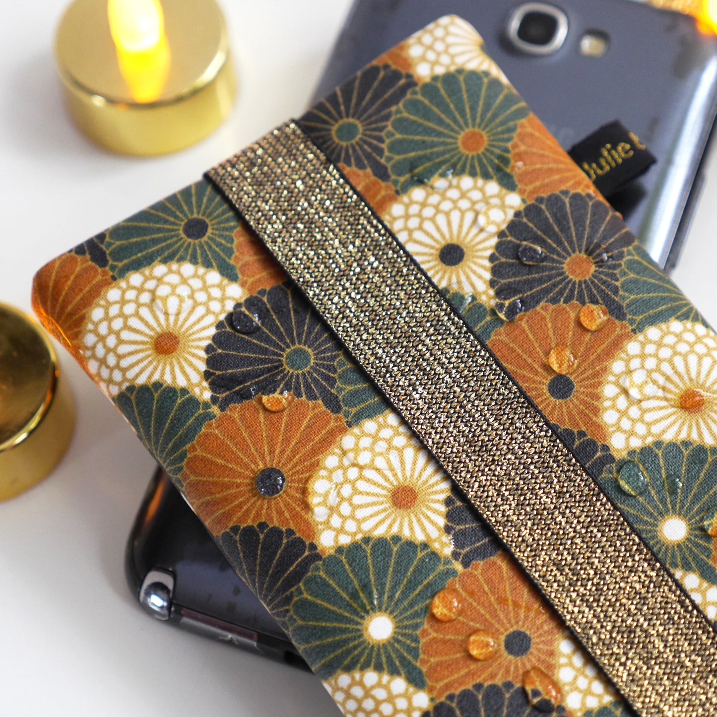 Housse chaussette imperméable tous téléphones motifs éventails fleurs bronze vert noir élastique doré