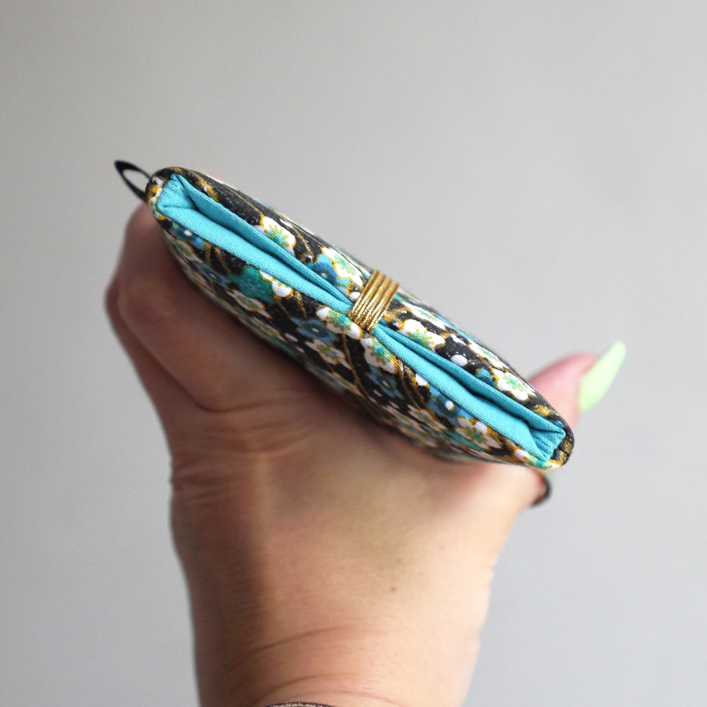 Housse tous téléphones taille au choix tissu fleurs de cerisier bleu émeraude et doré élastique or