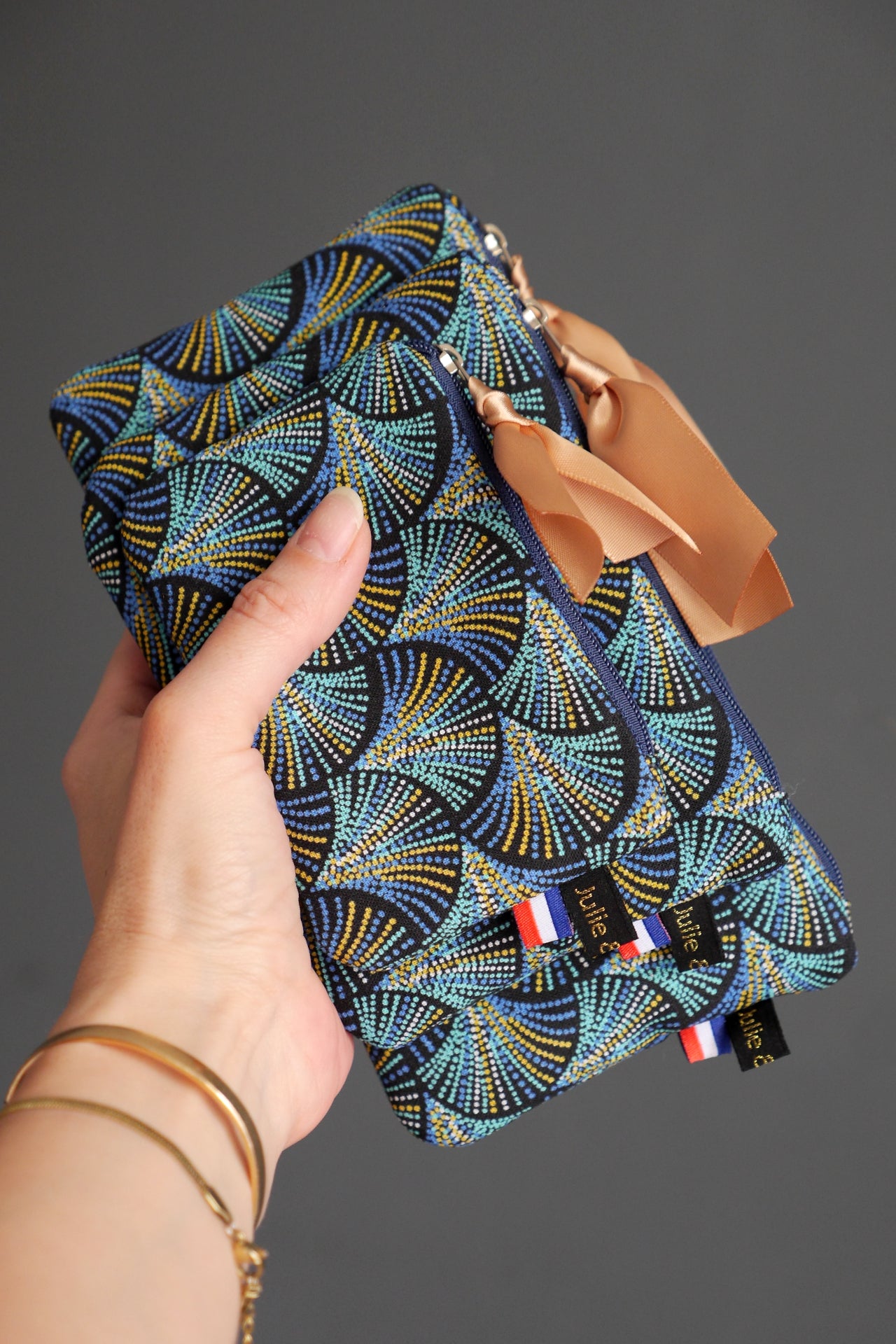 Lot de 3 pochettes : étui à lunettes, porte-monnaie et mini porte-monnaie en tissu motifs graphiques écailles plumes pointillés bleu turquoise et marine