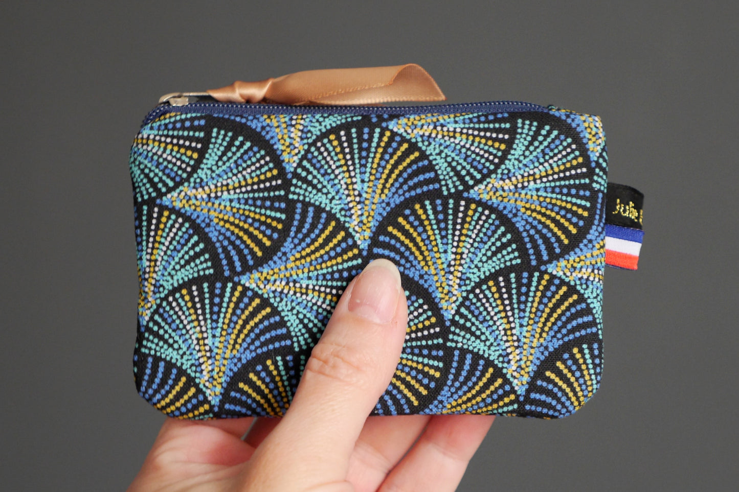 Mini porte-monnaie en tissu motifs graphiques écailles plumes pointillés bleu turquoise et marine