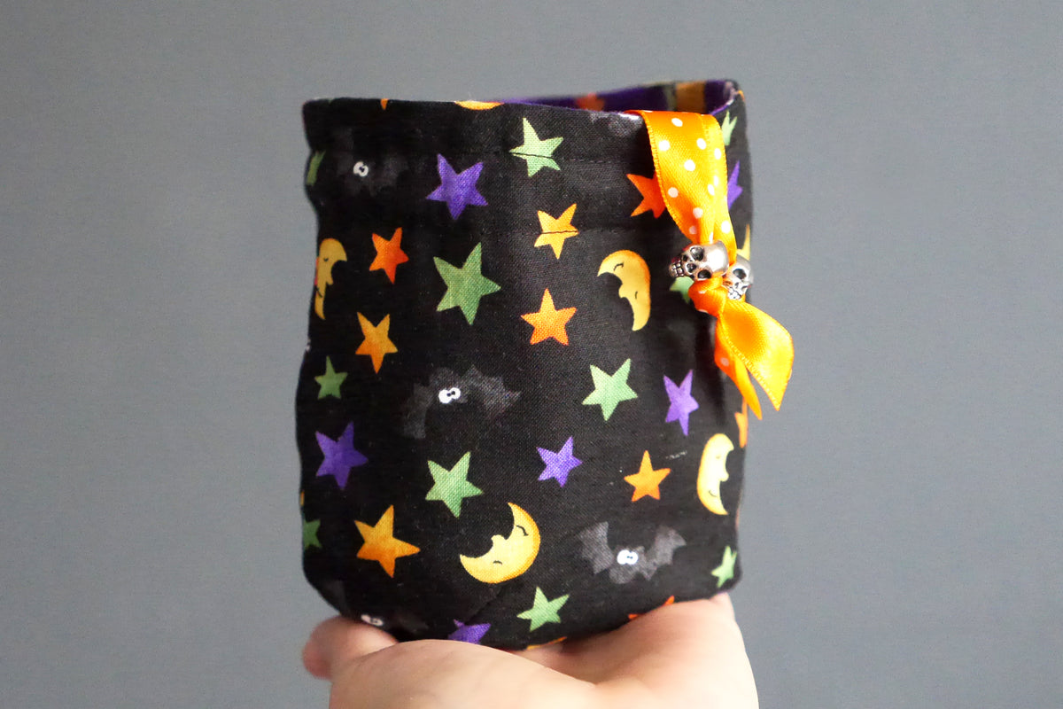 Petit pochon halloween à garnir à offrir fête enfant bonbons friandises ruban monstres ailes de chauve-souris décoration tissu réversible