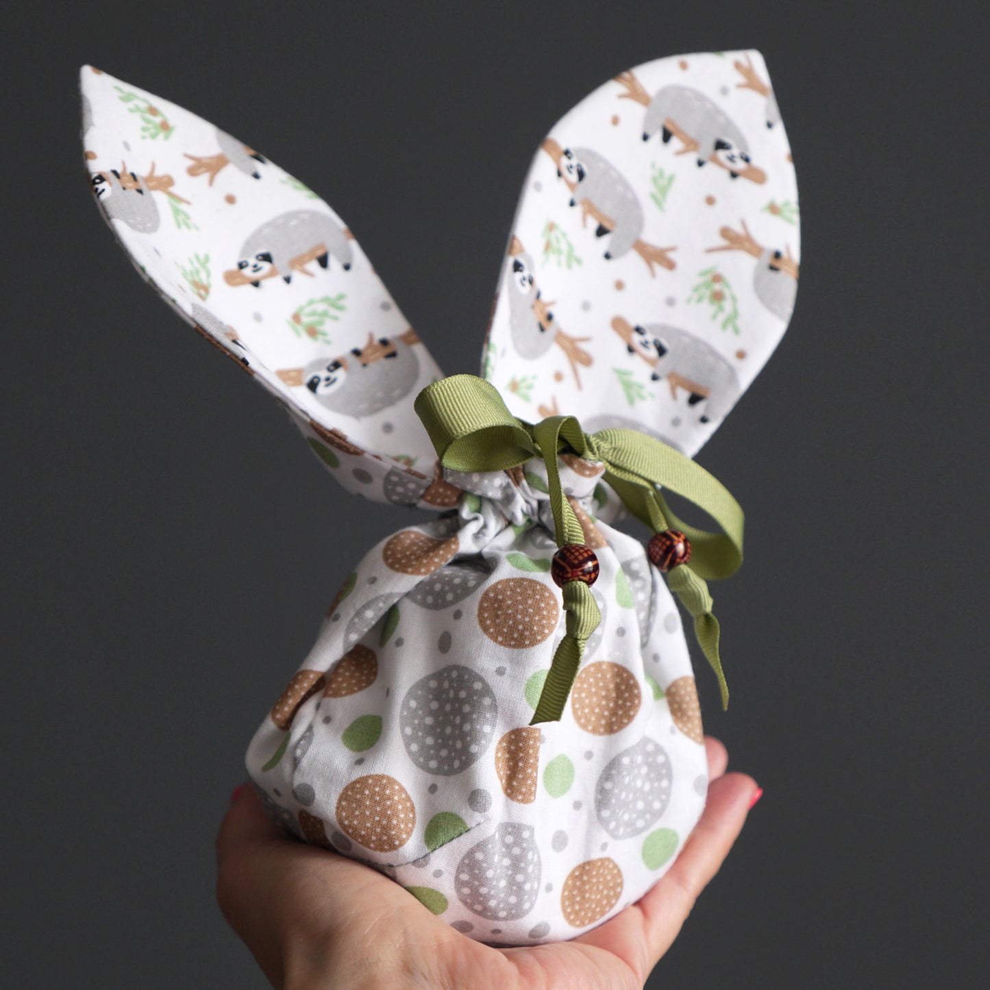Pochon lapin de Pâques réversible en tissu enfant motifs paresseux sac chasse aux oeufs gourmandises chocolat à garnir