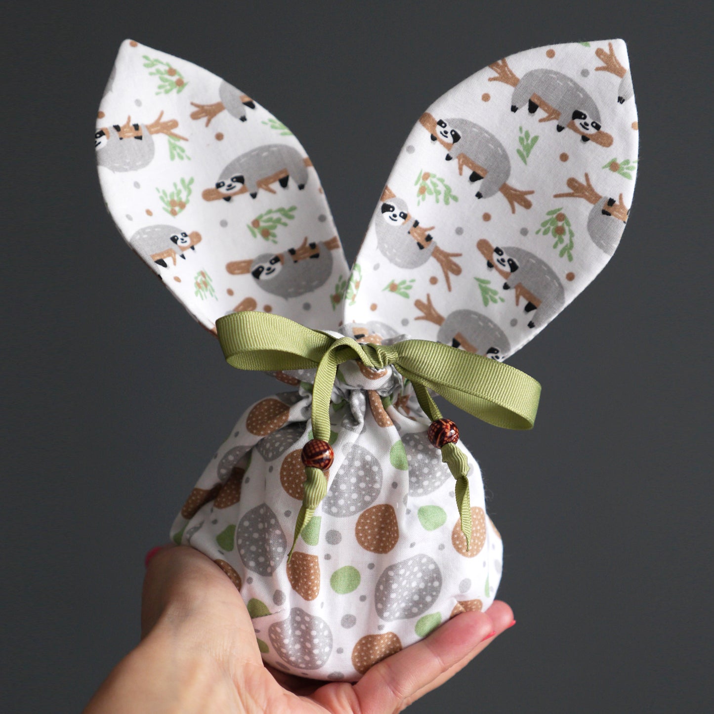 Pochon lapin de Pâques réversible en tissu enfant motifs paresseux sac chasse aux oeufs gourmandises chocolat à garnir
