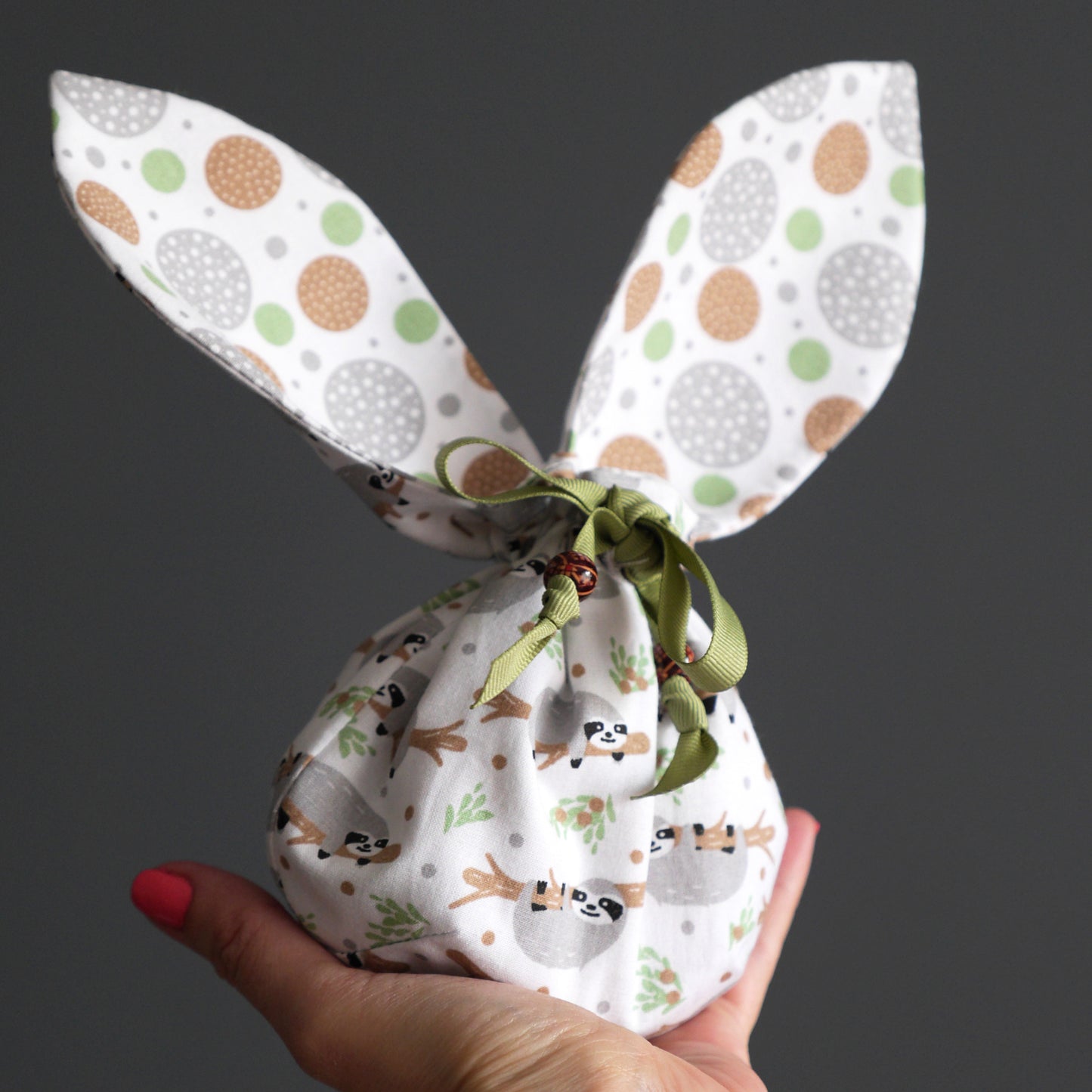 Pochon lapin de Pâques réversible en tissu enfant motifs paresseux sac chasse aux oeufs gourmandises chocolat à garnir