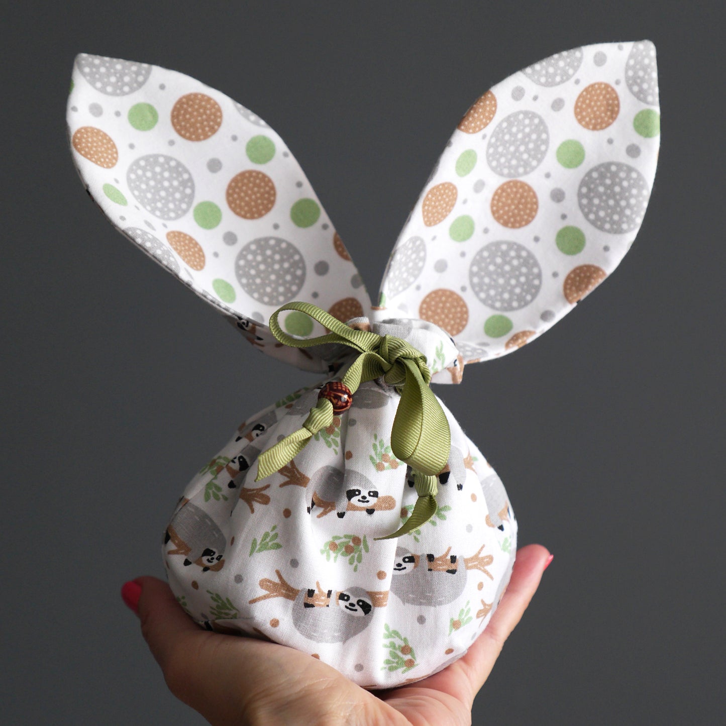 Pochon lapin de Pâques réversible en tissu enfant motifs paresseux sac chasse aux oeufs gourmandises chocolat à garnir