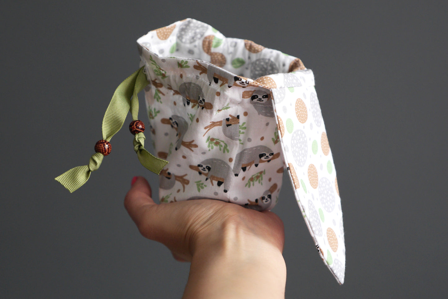 Pochon lapin de Pâques réversible en tissu enfant motifs paresseux sac chasse aux oeufs gourmandises chocolat à garnir