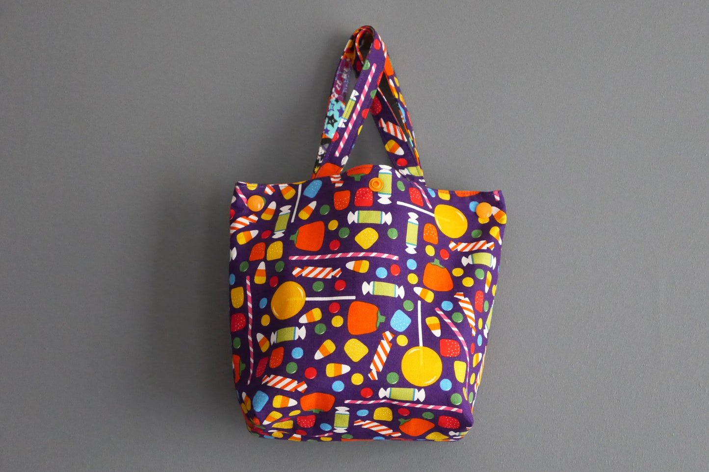 Sac à bonbons halloween panier enfant ailes de chauve-souris tissu orange coloré violet friandises monstres fantômes porté poignet