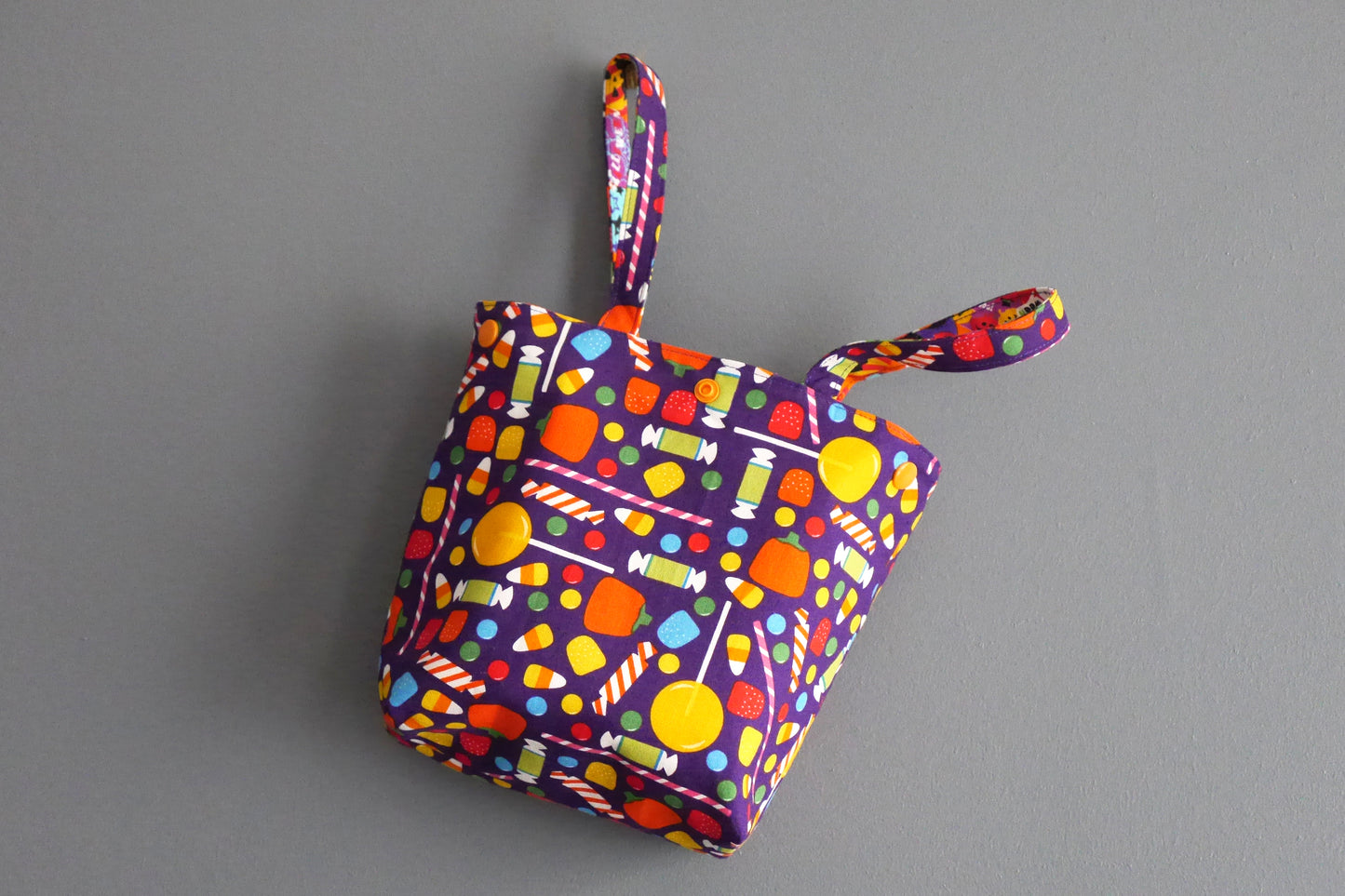 Sac à bonbons halloween panier enfant ailes de chauve-souris tissu orange coloré violet friandises monstres fantômes porté poignet