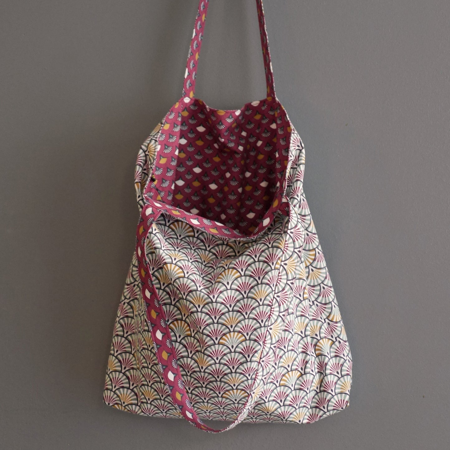 Tote bag réversible femme sac tissu motifs japonais éventails écailles rouge grenat rose corail jaune cabas automne original