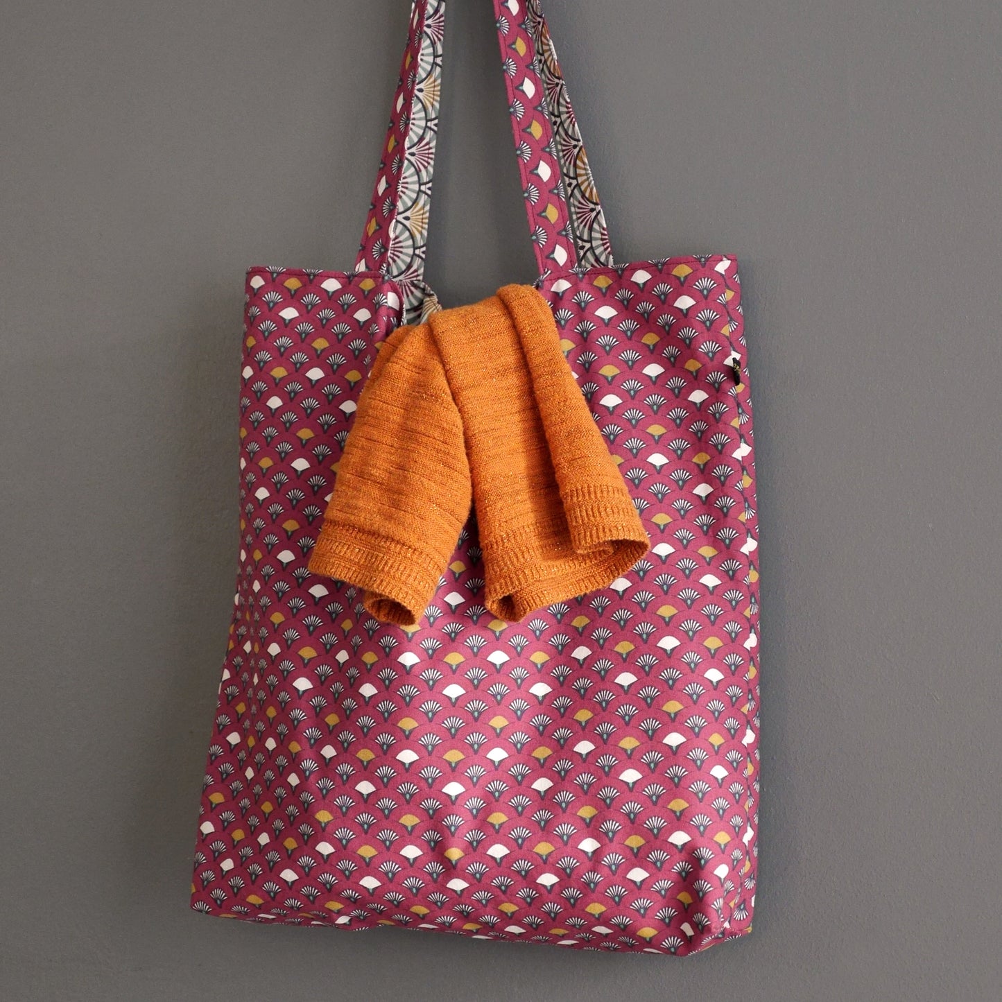 Tote bag réversible femme sac tissu motifs japonais éventails écailles rouge grenat rose corail jaune cabas automne original