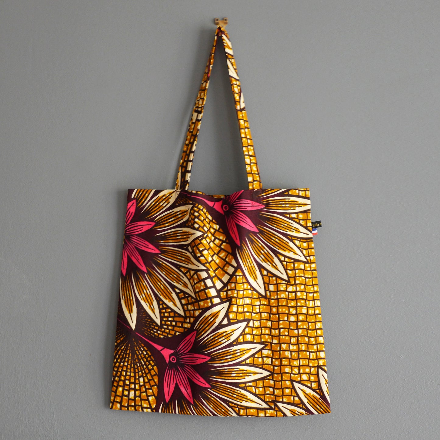 Tote bag fin léger non doublé en tissu wax grosses fleurs fuchsia et mosaïque jaune ocre et marron