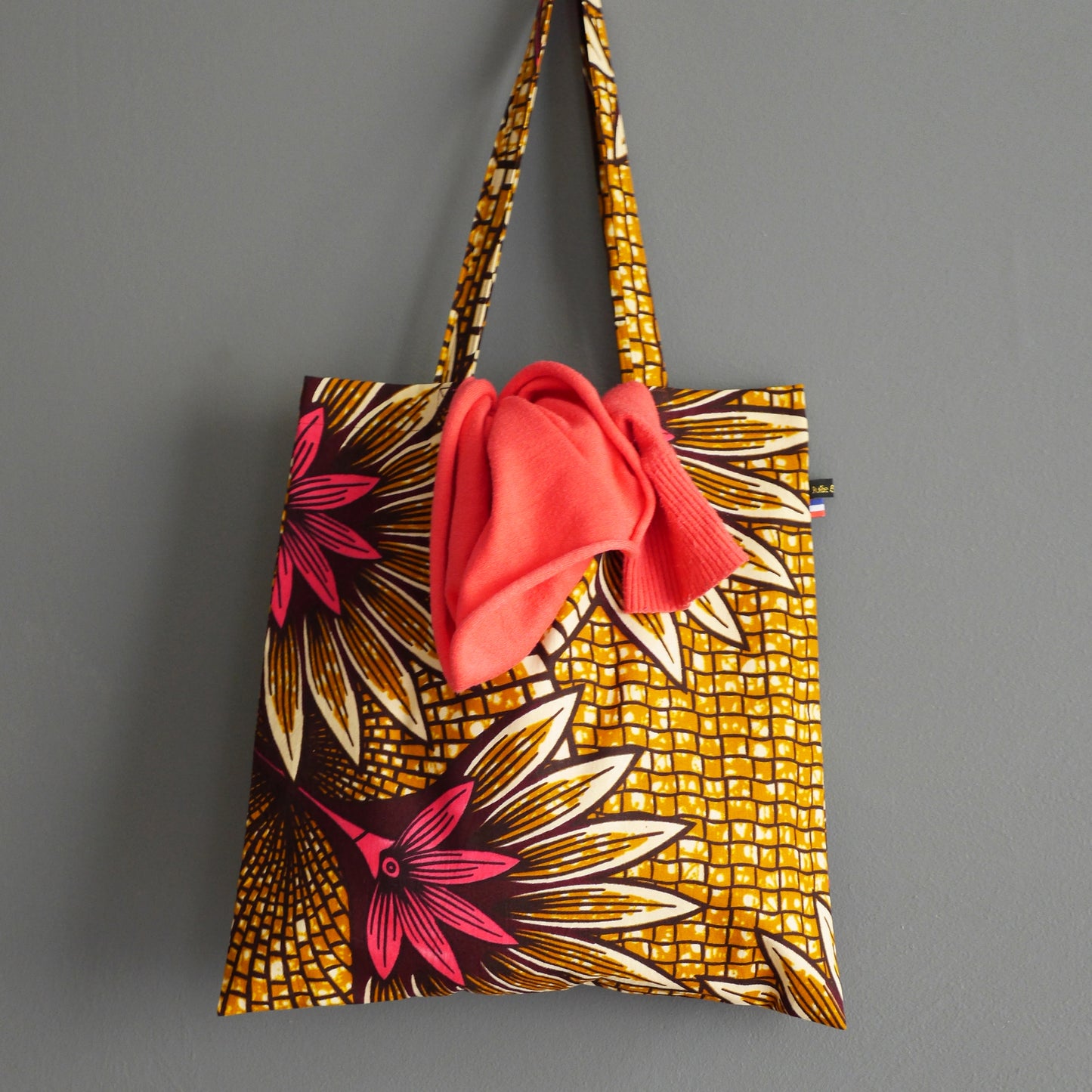 Tote bag fin léger non doublé en tissu wax grosses fleurs fuchsia et mosaïque jaune ocre et marron
