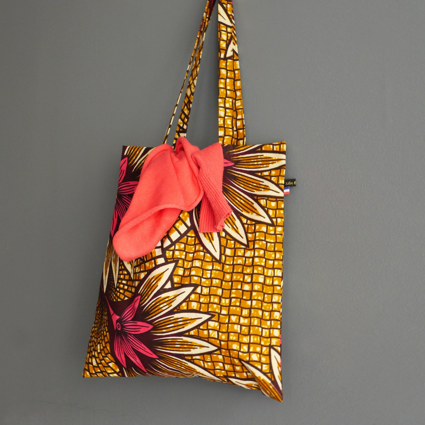 Tote bag fin léger non doublé en tissu wax grosses fleurs fuchsia et mosaïque jaune ocre et marron