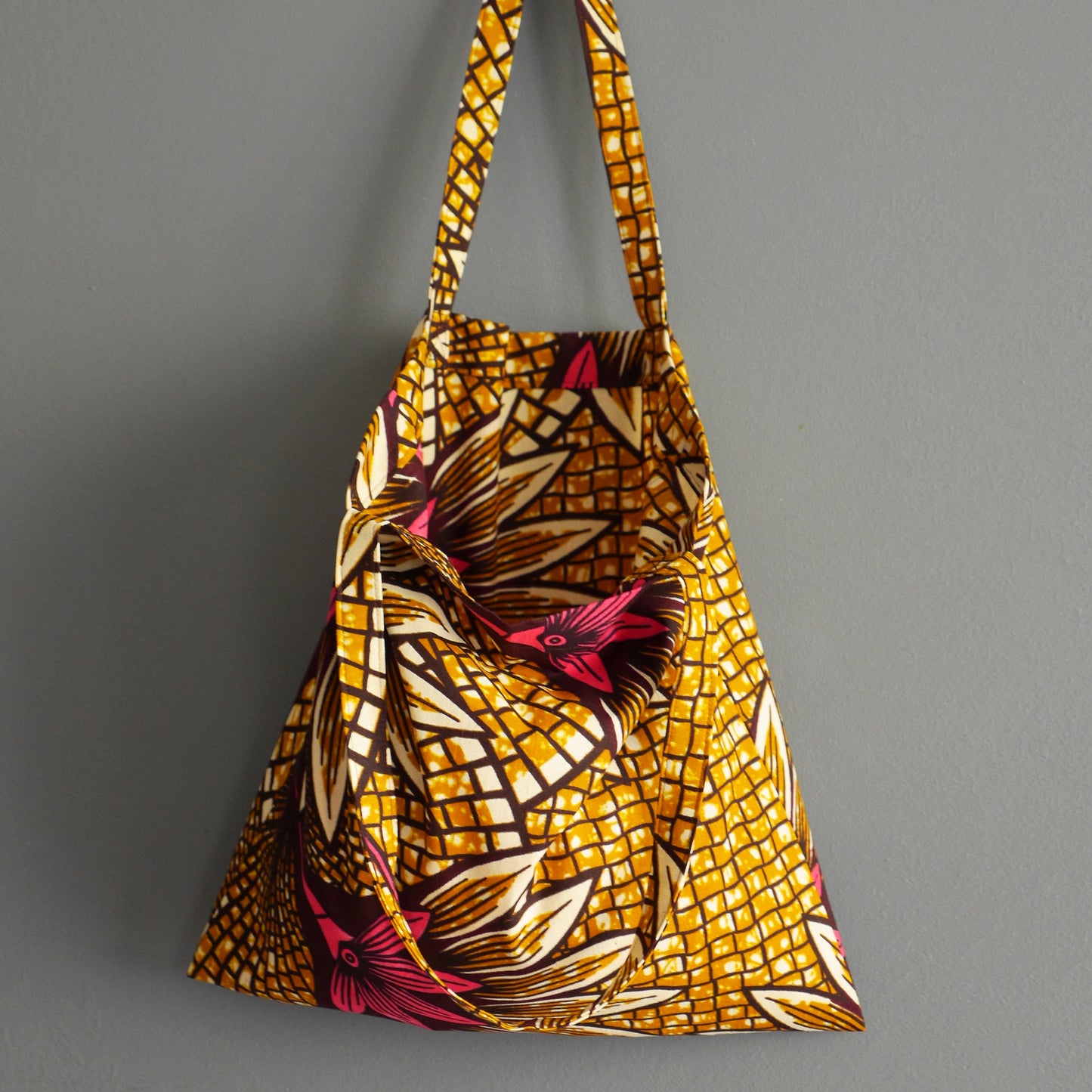 Tote bag fin léger non doublé en tissu wax grosses fleurs fuchsia et mosaïque jaune ocre et marron