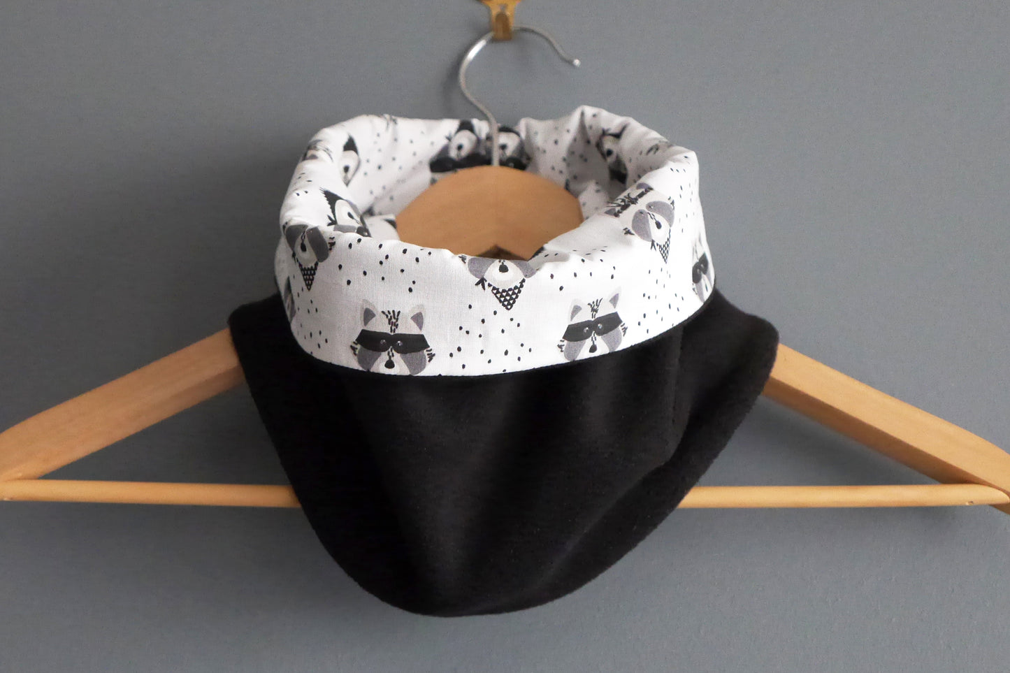 Snood garçon tour de cou enfant raton laveur masqué réversible tissu blanc gris polaire noire amusant mode ski hiver fait main animaux