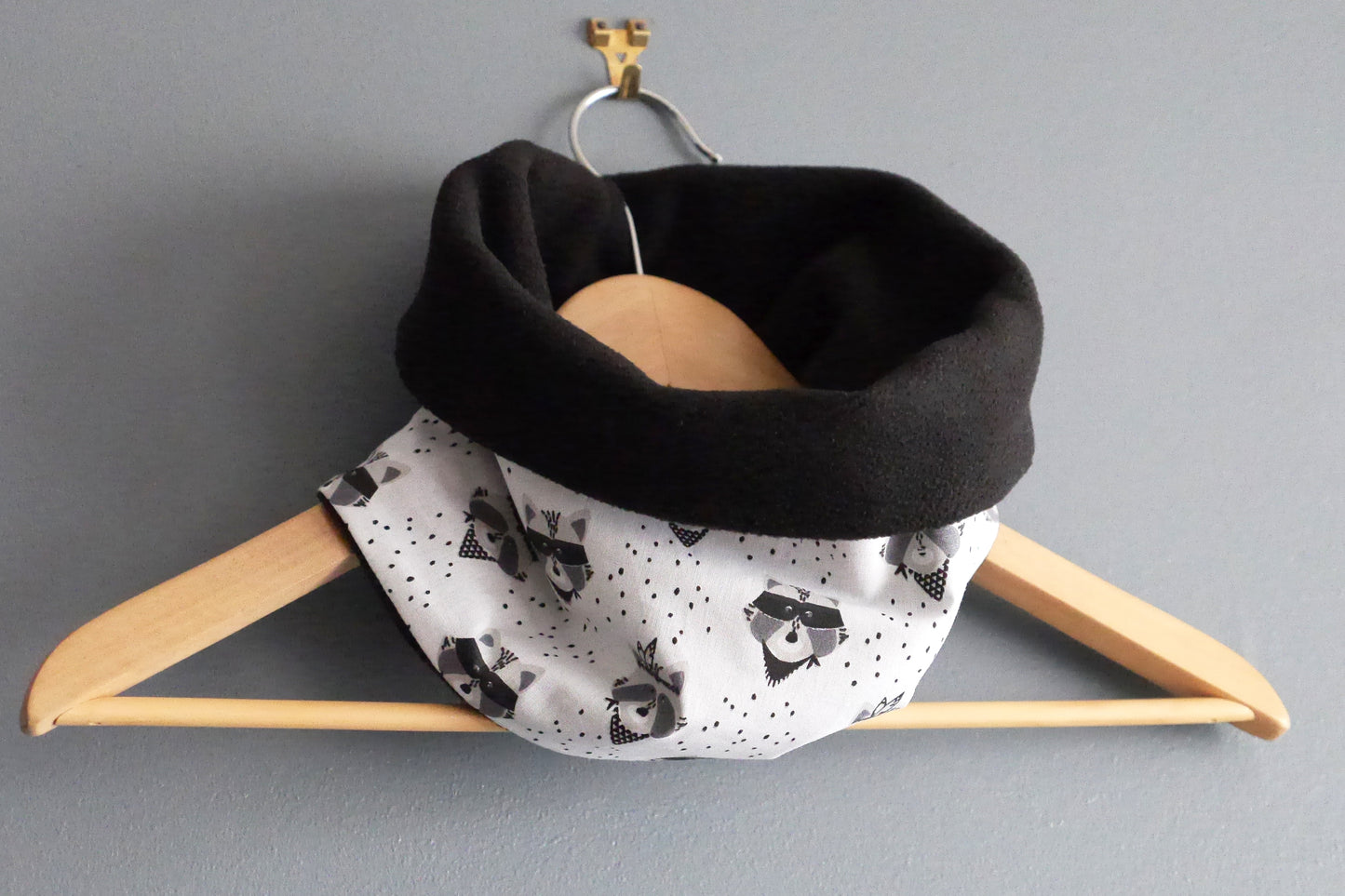 Snood garçon tour de cou enfant raton laveur masqué réversible tissu blanc gris polaire noire amusant mode ski hiver fait main animaux