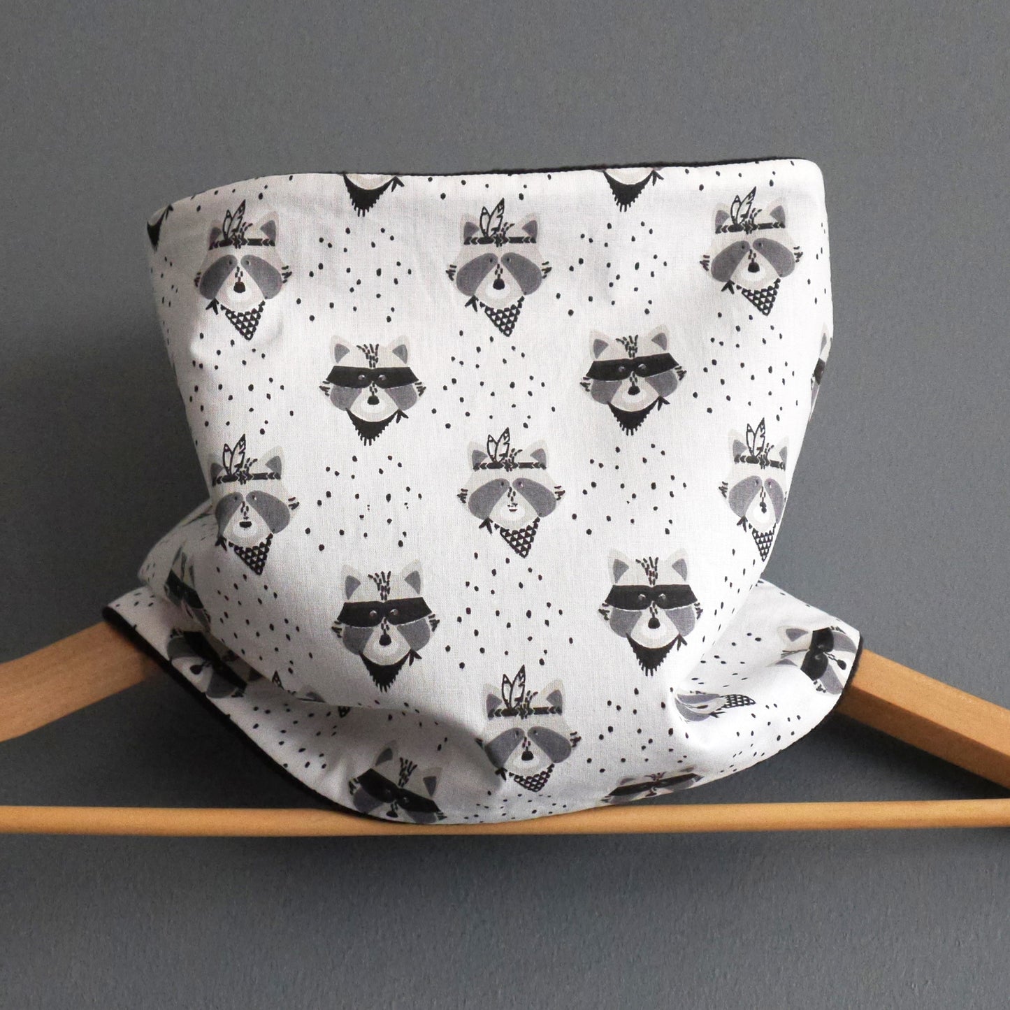 Snood garçon tour de cou enfant raton laveur masqué réversible tissu blanc gris polaire noire amusant mode ski hiver fait main animaux