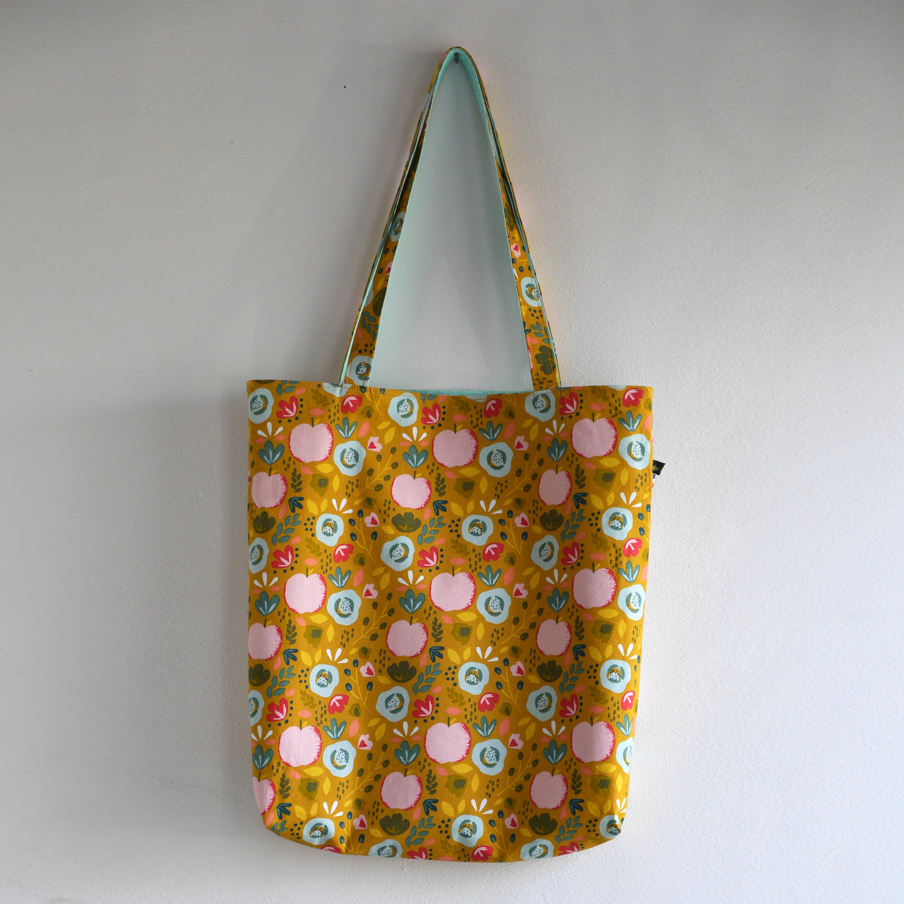 Totebag réversible tissu motifs printaniers pommes et fleurs doublure graphique menthe givrée