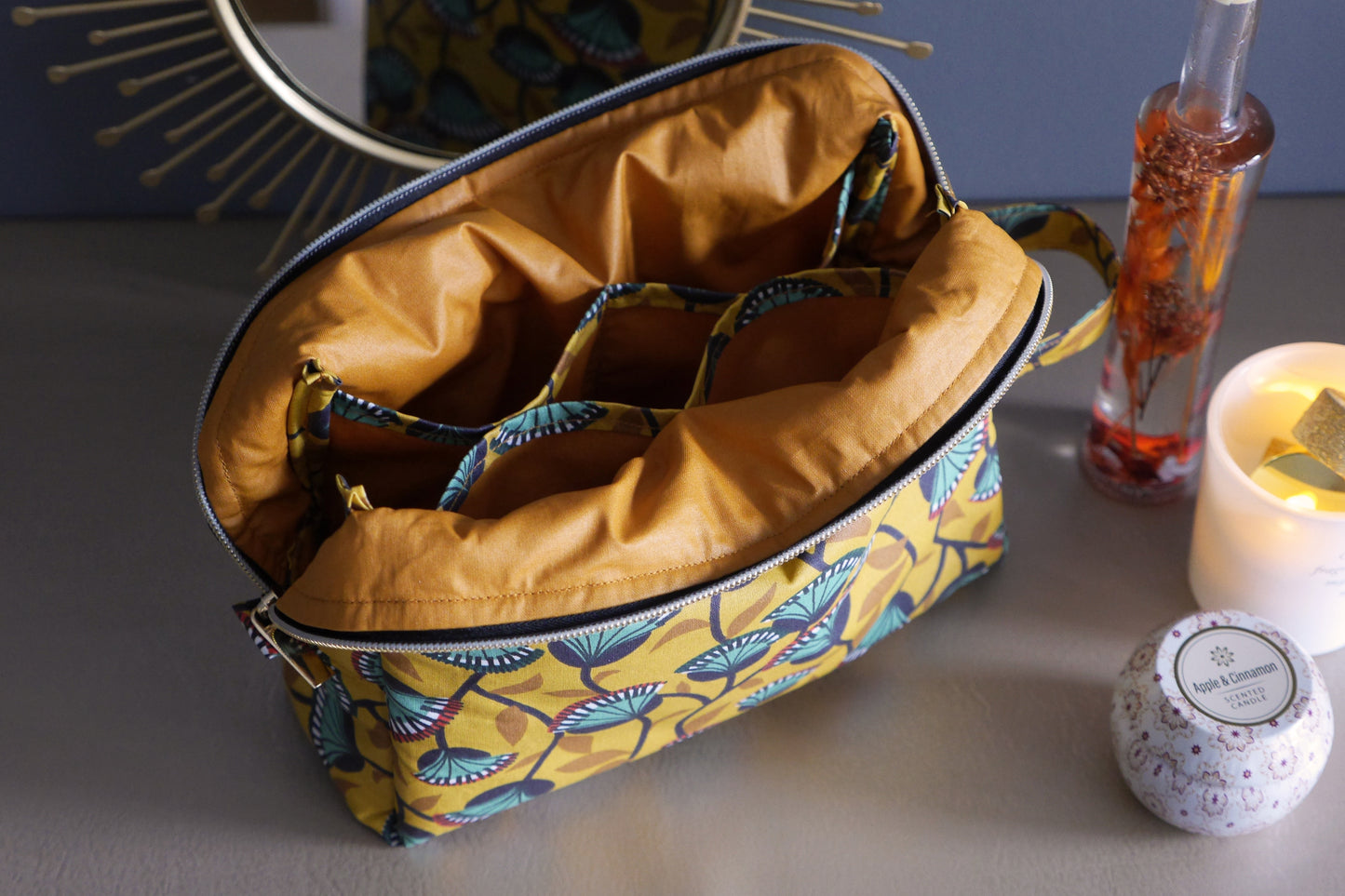 Trousse de toilette VOYAGE tissu enduit imperméable fleurs wax jaune moutarde