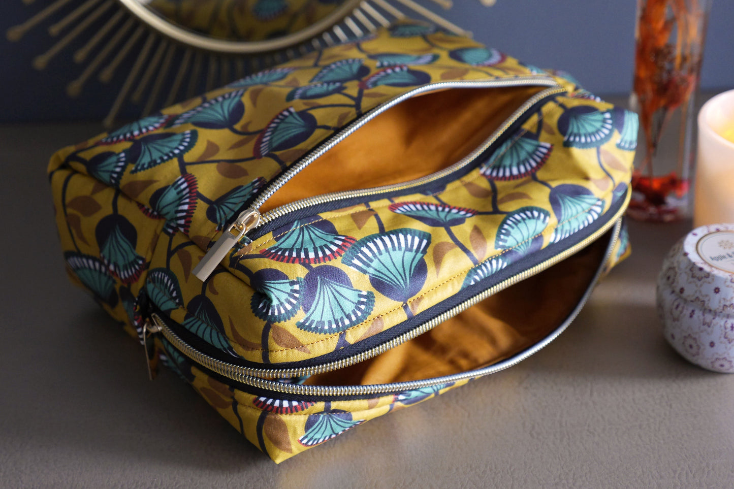 Trousse de toilette VOYAGE tissu enduit imperméable fleurs wax jaune moutarde