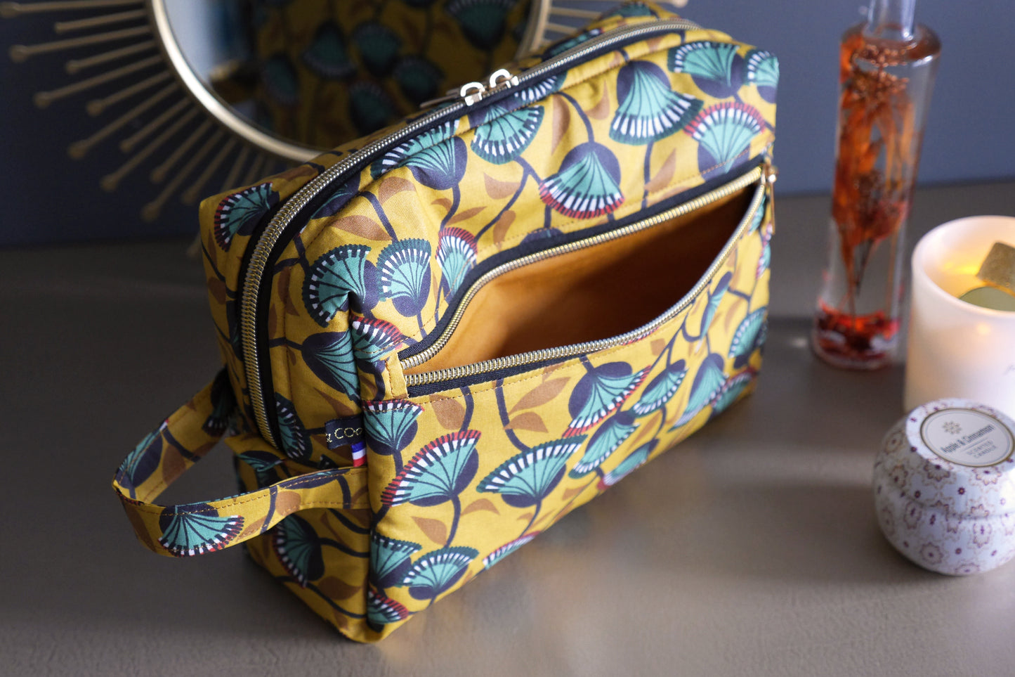 Trousse de toilette VOYAGE tissu enduit imperméable fleurs wax jaune moutarde