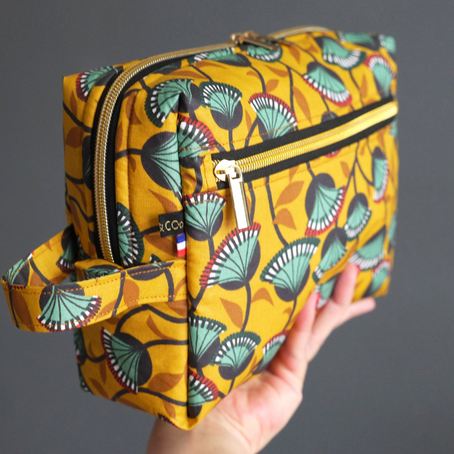 Trousse de toilette VOYAGE tissu enduit imperméable fleurs wax jaune moutarde