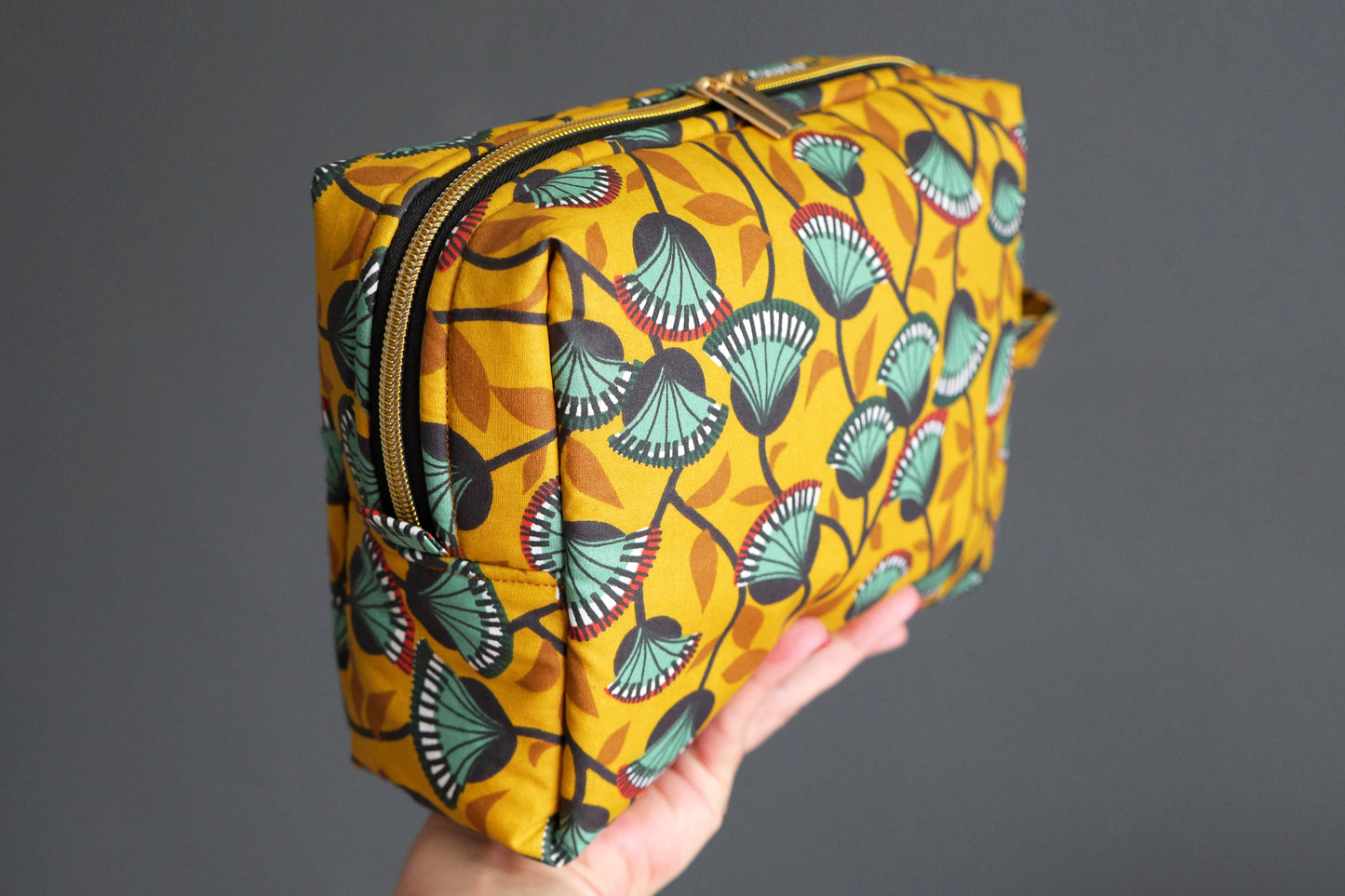 Trousse de toilette VOYAGE tissu enduit imperméable fleurs wax jaune moutarde