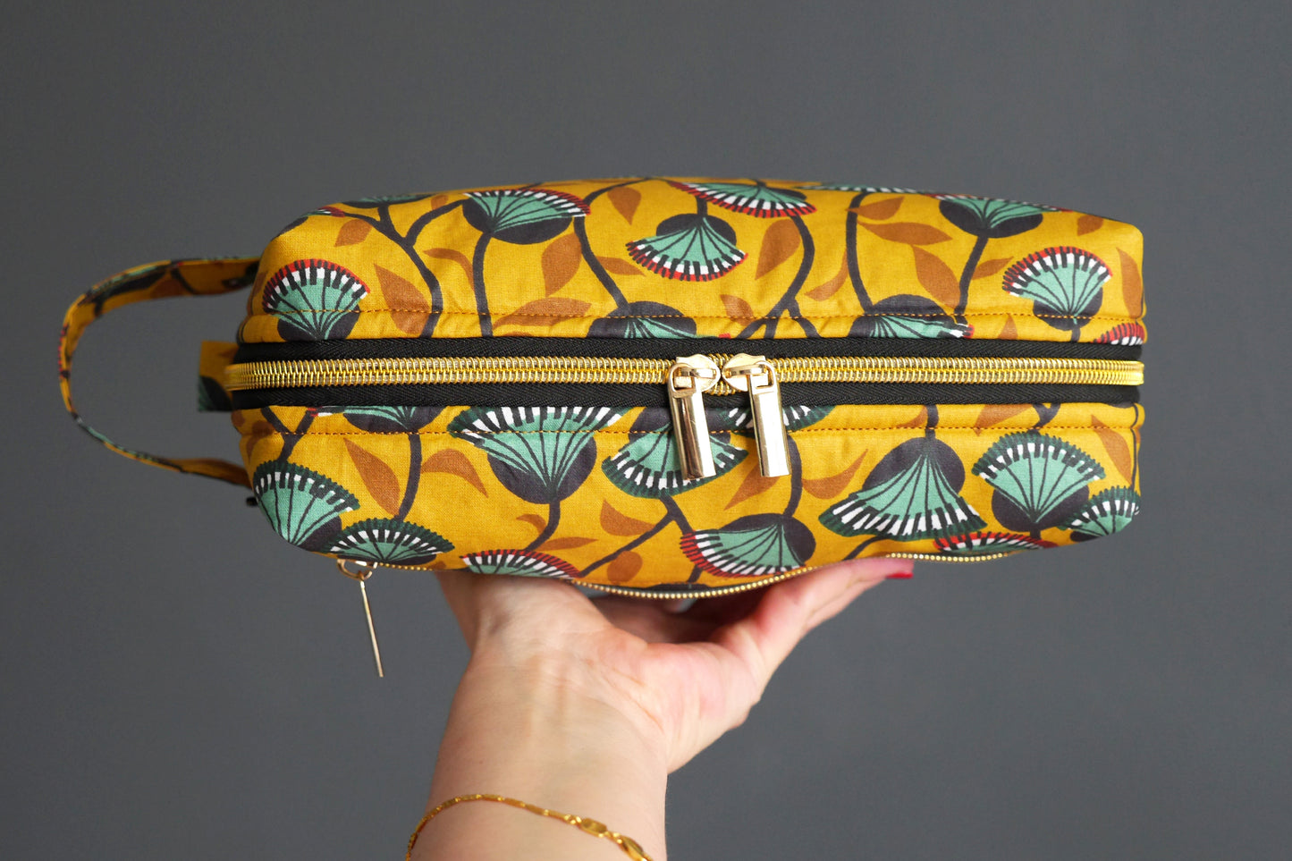 Trousse de toilette VOYAGE tissu enduit imperméable fleurs wax jaune moutarde