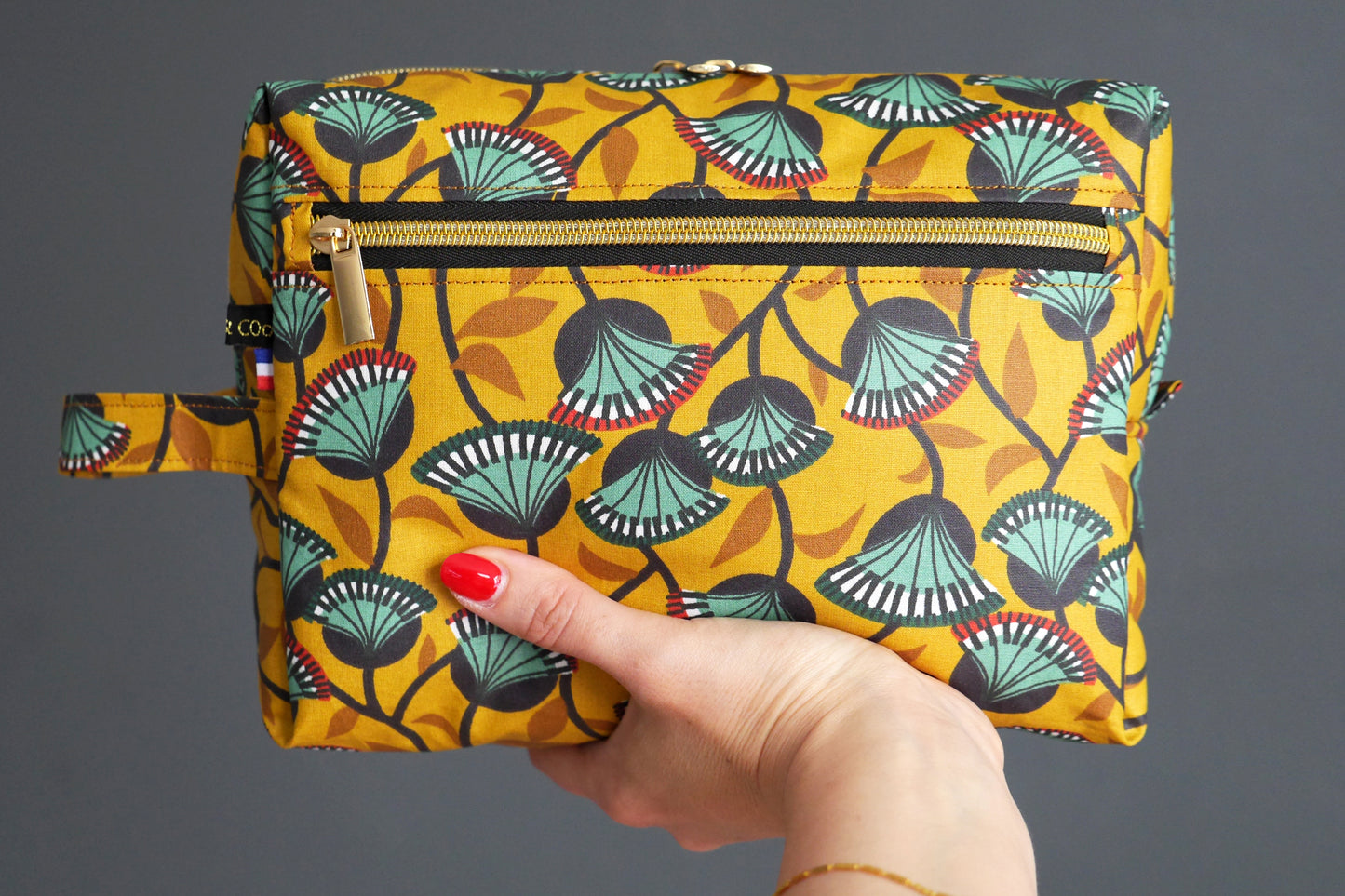 Trousse de toilette VOYAGE tissu enduit imperméable fleurs wax jaune moutarde