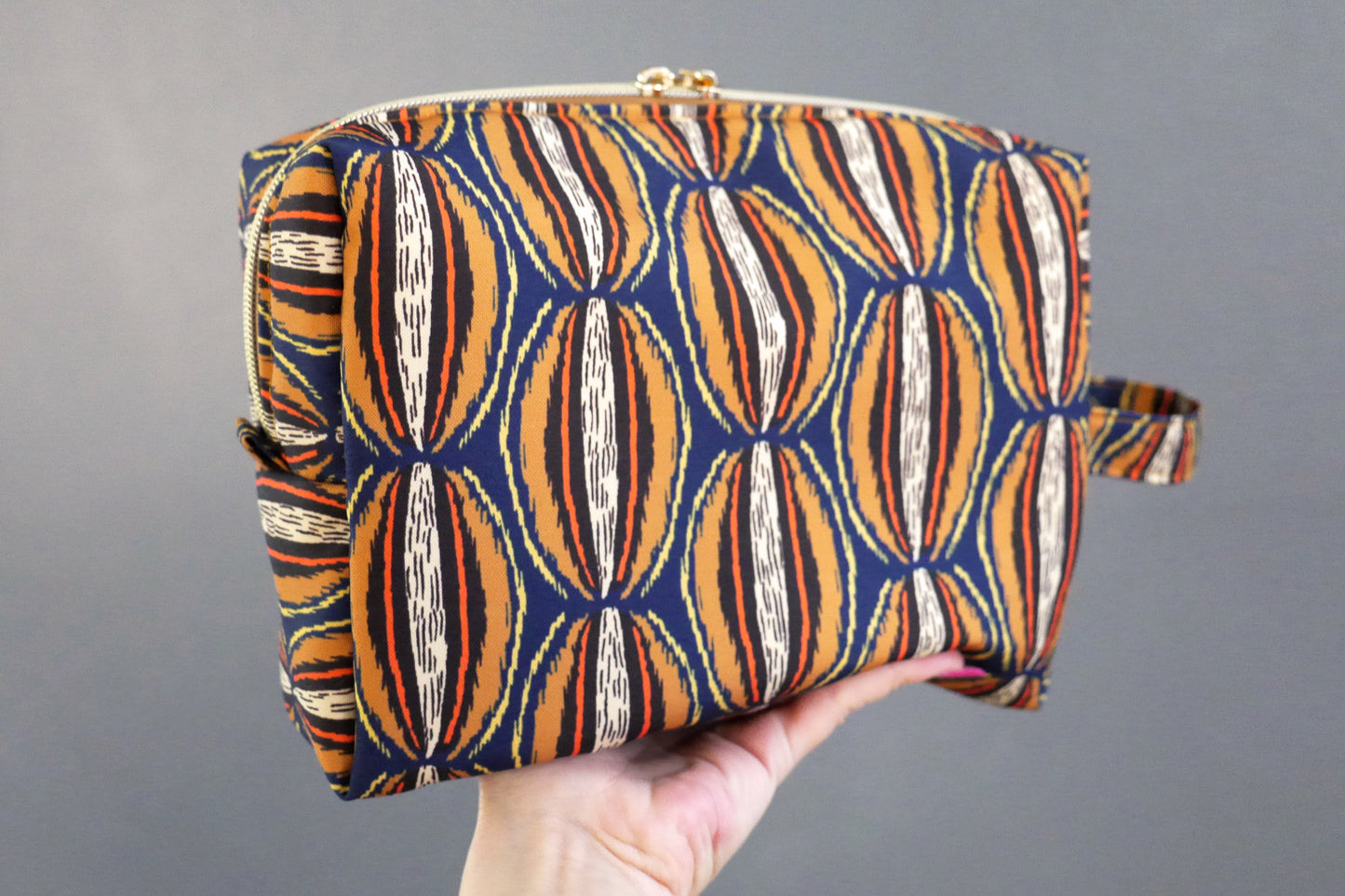 Trousse de toilette VOYAGE tissu toile déperlante wax graphique manioc bleu marron orange