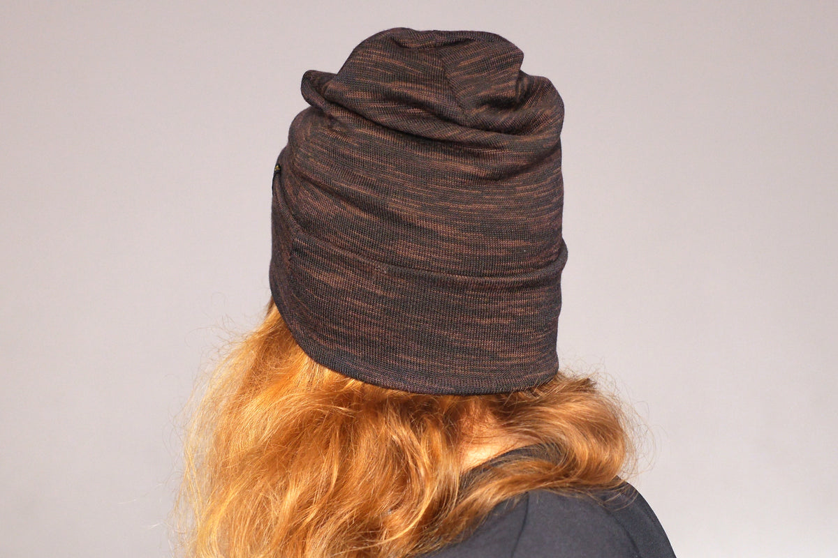 Bonnet Skater cousu main dans un tissu maille polyester marron brun chiné