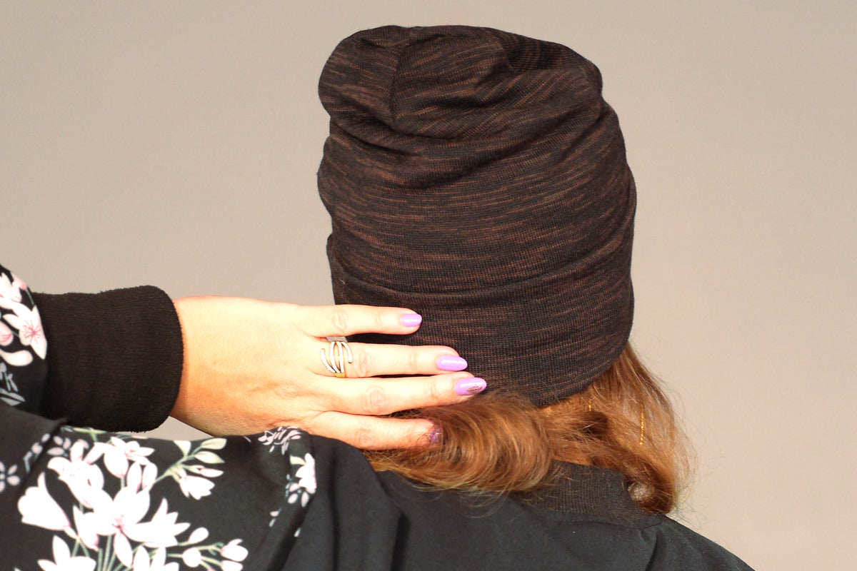 Bonnet Skater cousu main dans un tissu maille polyester marron brun chiné