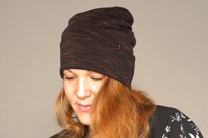 Bonnet Skater cousu main dans un tissu maille polyester marron brun chiné