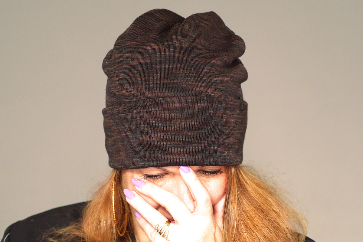 Bonnet Skater cousu main dans un tissu maille polyester marron brun chiné