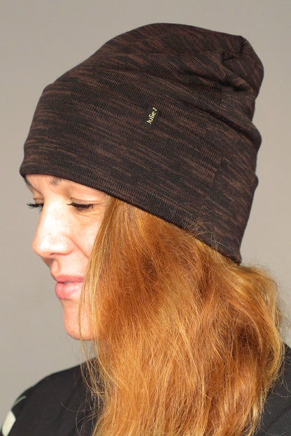 Bonnet Skater cousu main dans un tissu maille polyester marron brun chiné