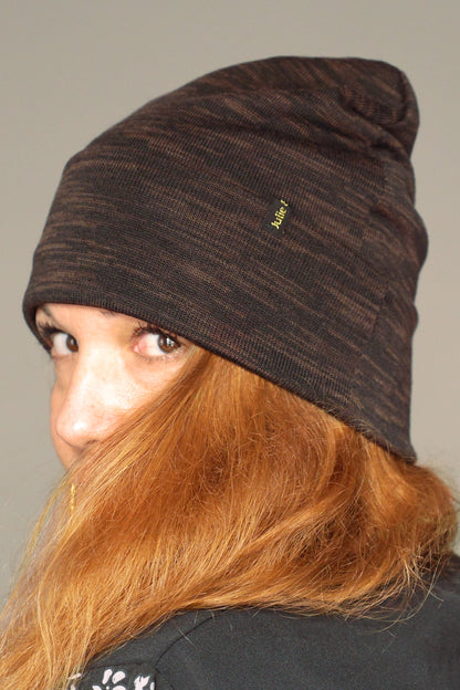 Bonnet Skater cousu main dans un tissu maille polyester marron brun chiné