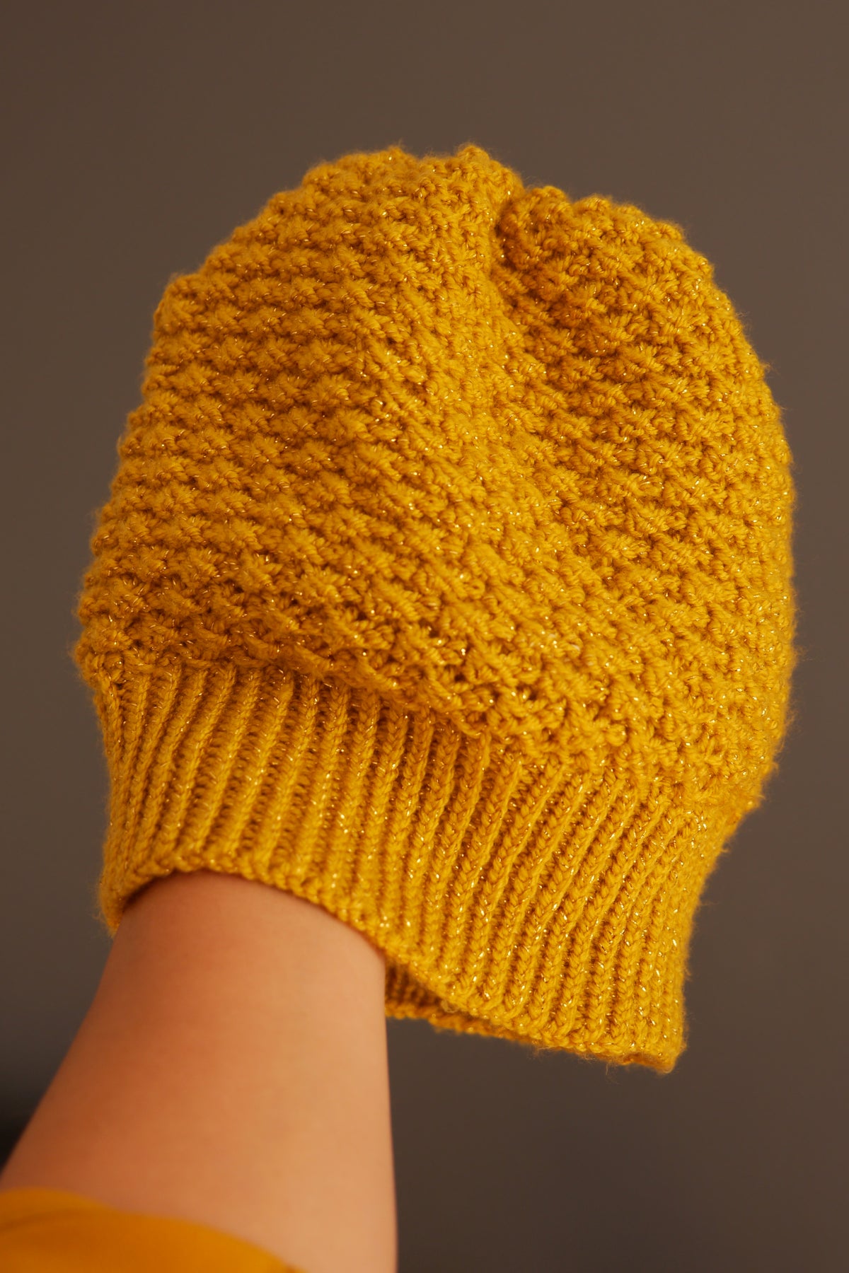Bonnet Ananas tricoté main en fil acrylique jaune curry pailleté