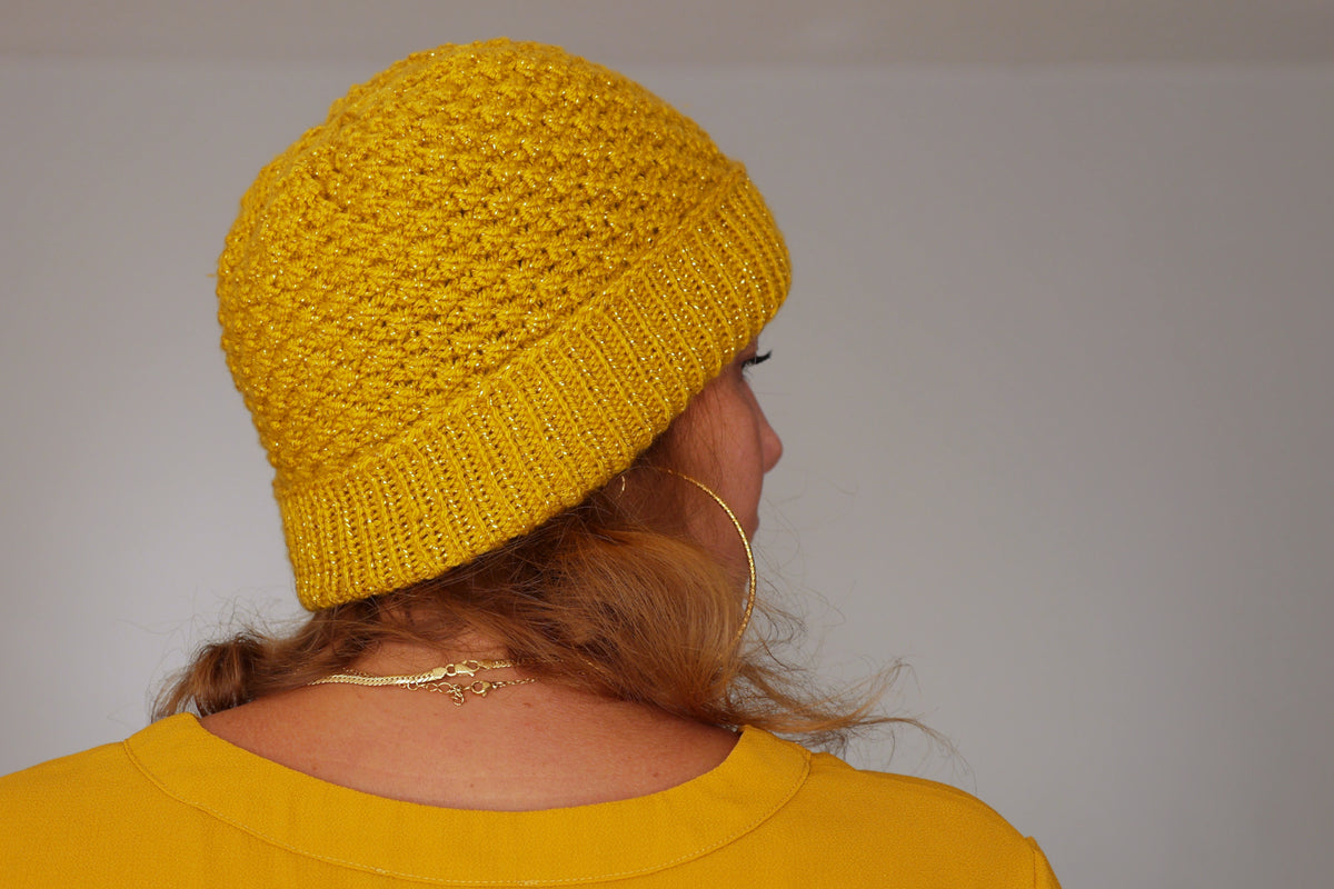 Bonnet Ananas tricoté main en fil acrylique jaune curry pailleté
