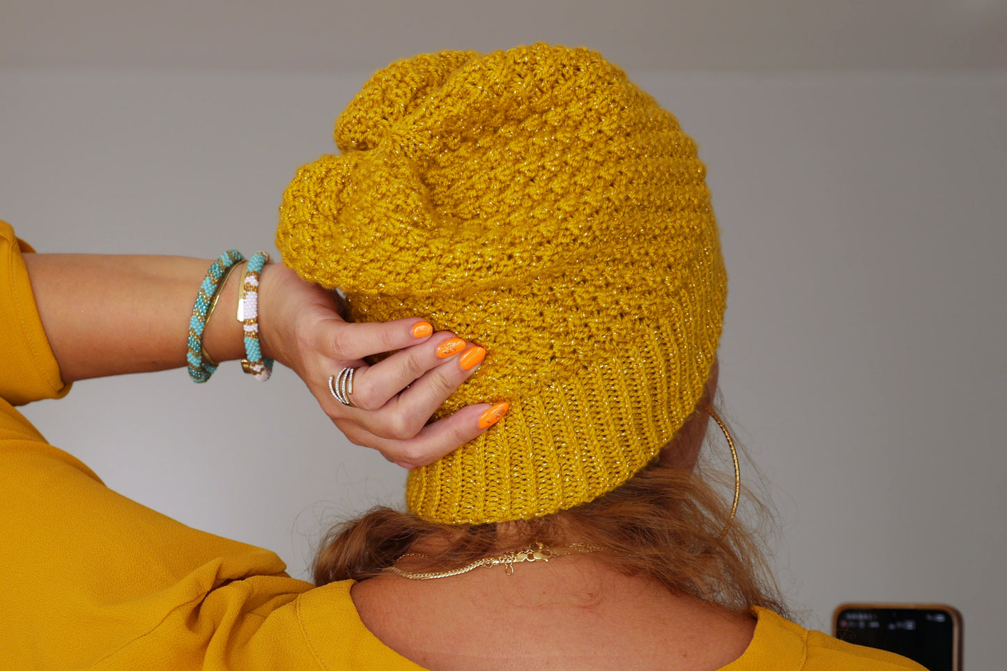 Bonnet Ananas tricoté main en fil acrylique jaune curry pailleté