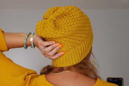 Bonnet Ananas tricoté main en fil acrylique jaune curry pailleté
