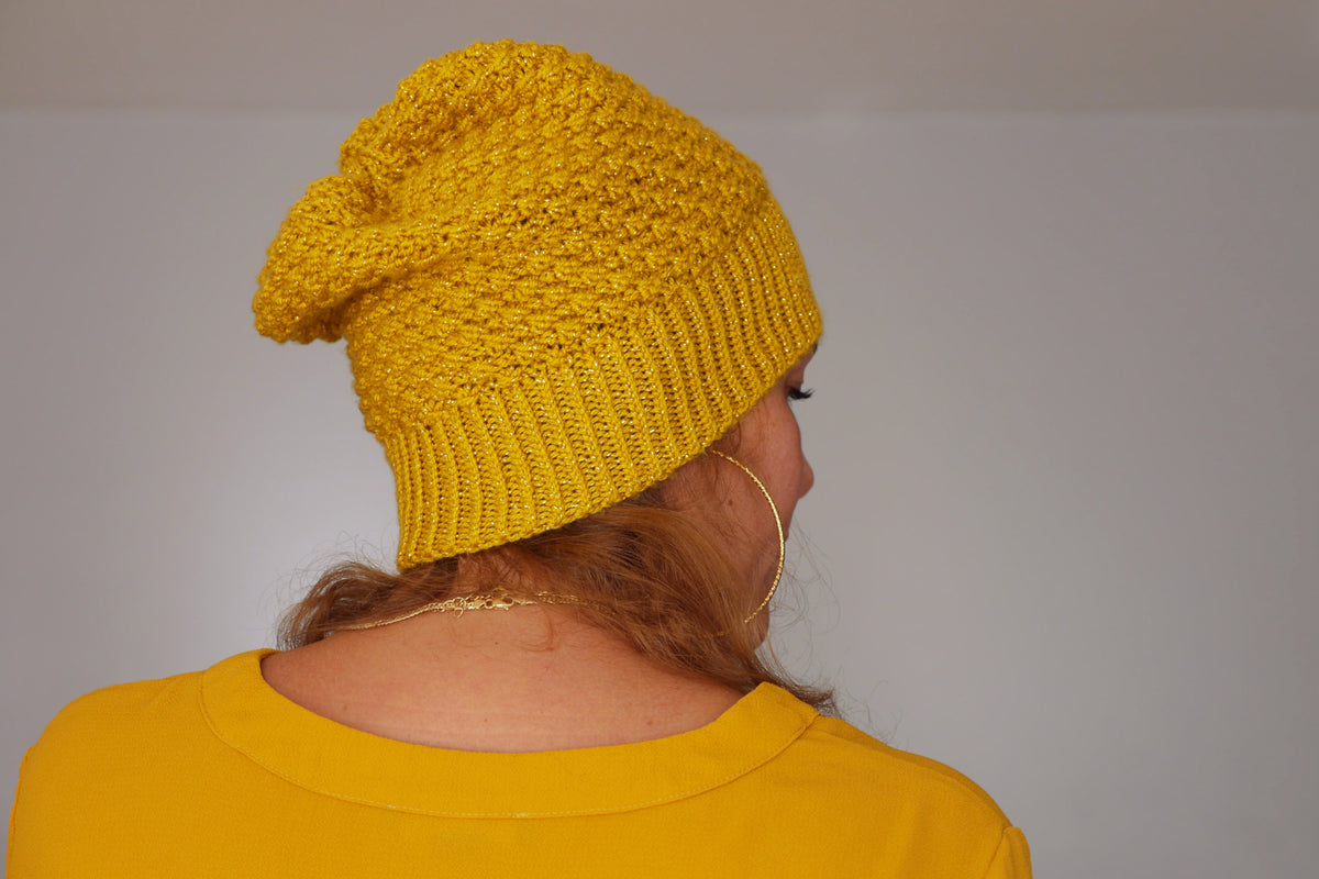 Bonnet Ananas tricoté main en fil acrylique jaune curry pailleté