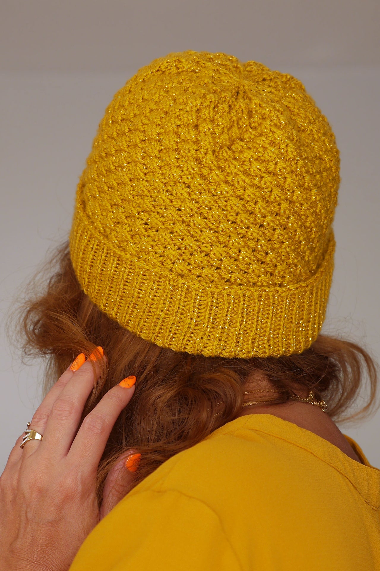 Bonnet Ananas tricoté main en fil acrylique jaune curry pailleté