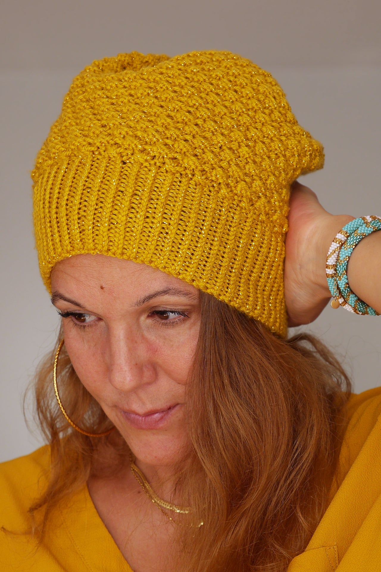 Bonnet Ananas tricoté main en fil acrylique jaune curry pailleté